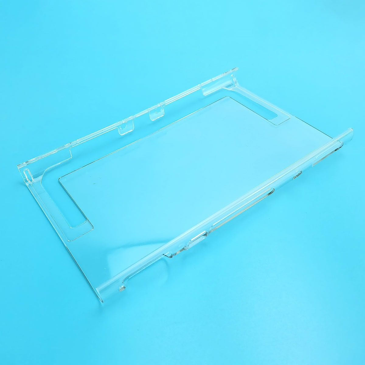 Un cadre en plastique transparent repose sur un fond bleu.
