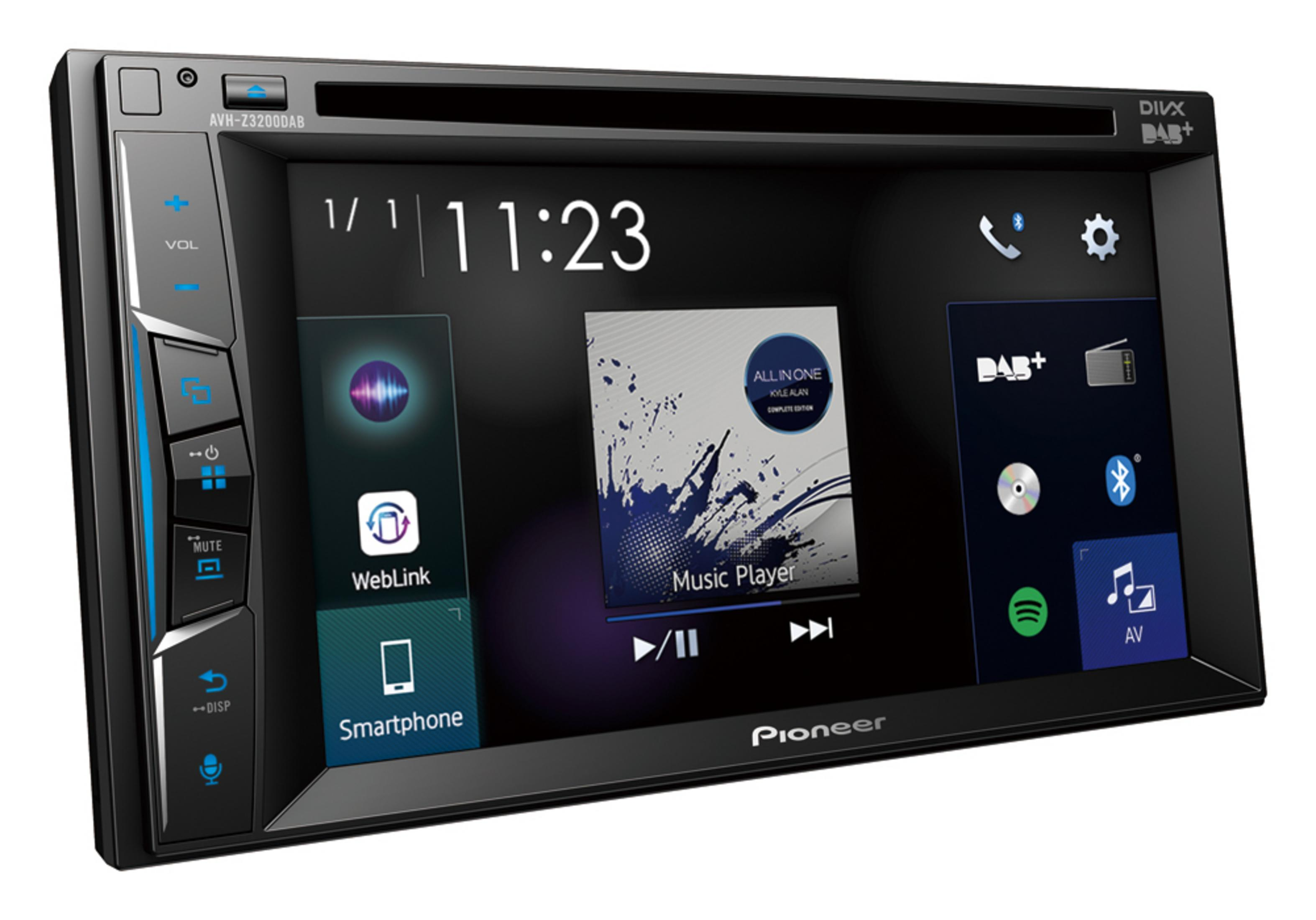 Ein Pioneer Autoradio mit Touchscreen zeigt die Uhrzeit, Musik-Player und App-Symbole.
