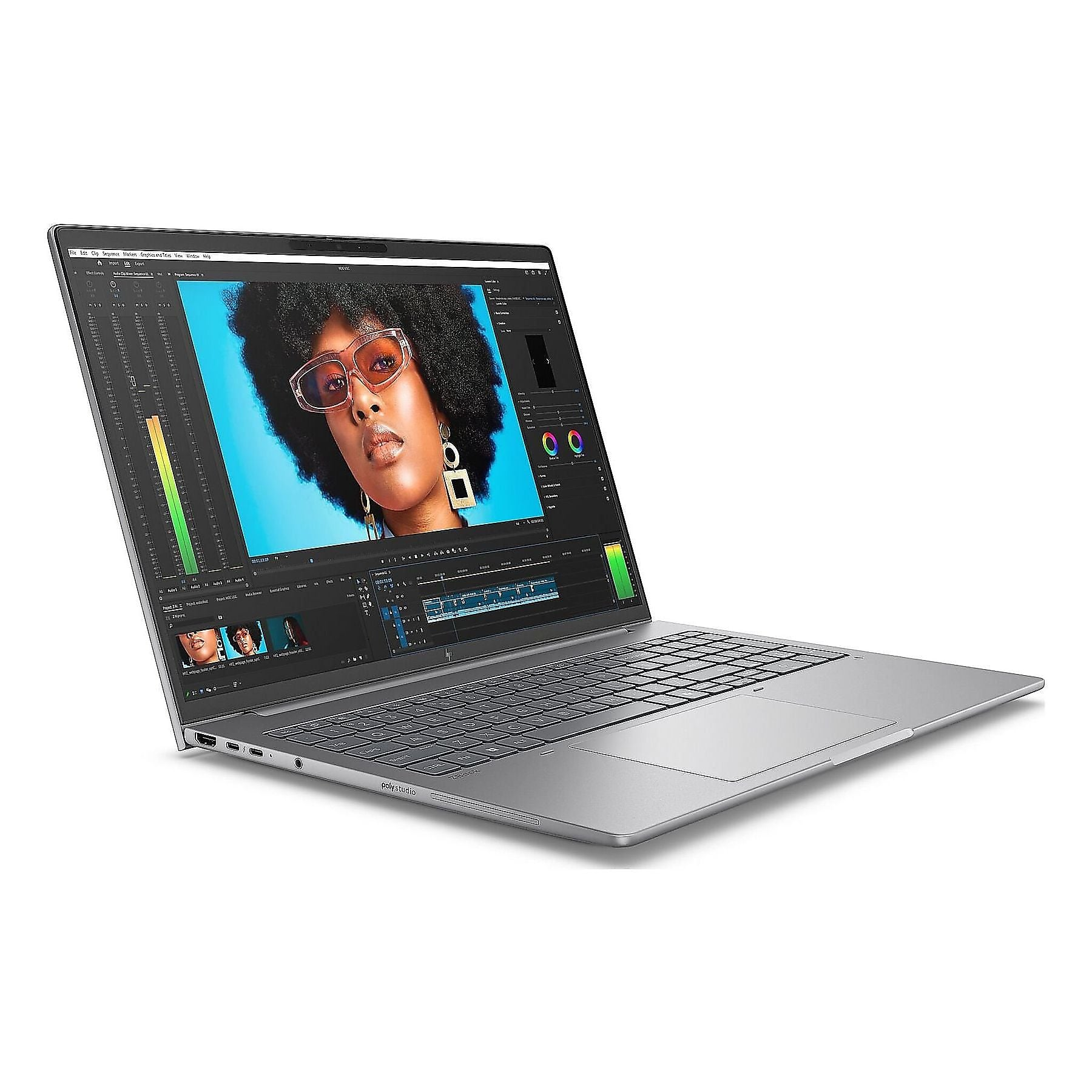 Un laptop argentato mostra il ritratto di una donna con capelli afro sullo schermo.
