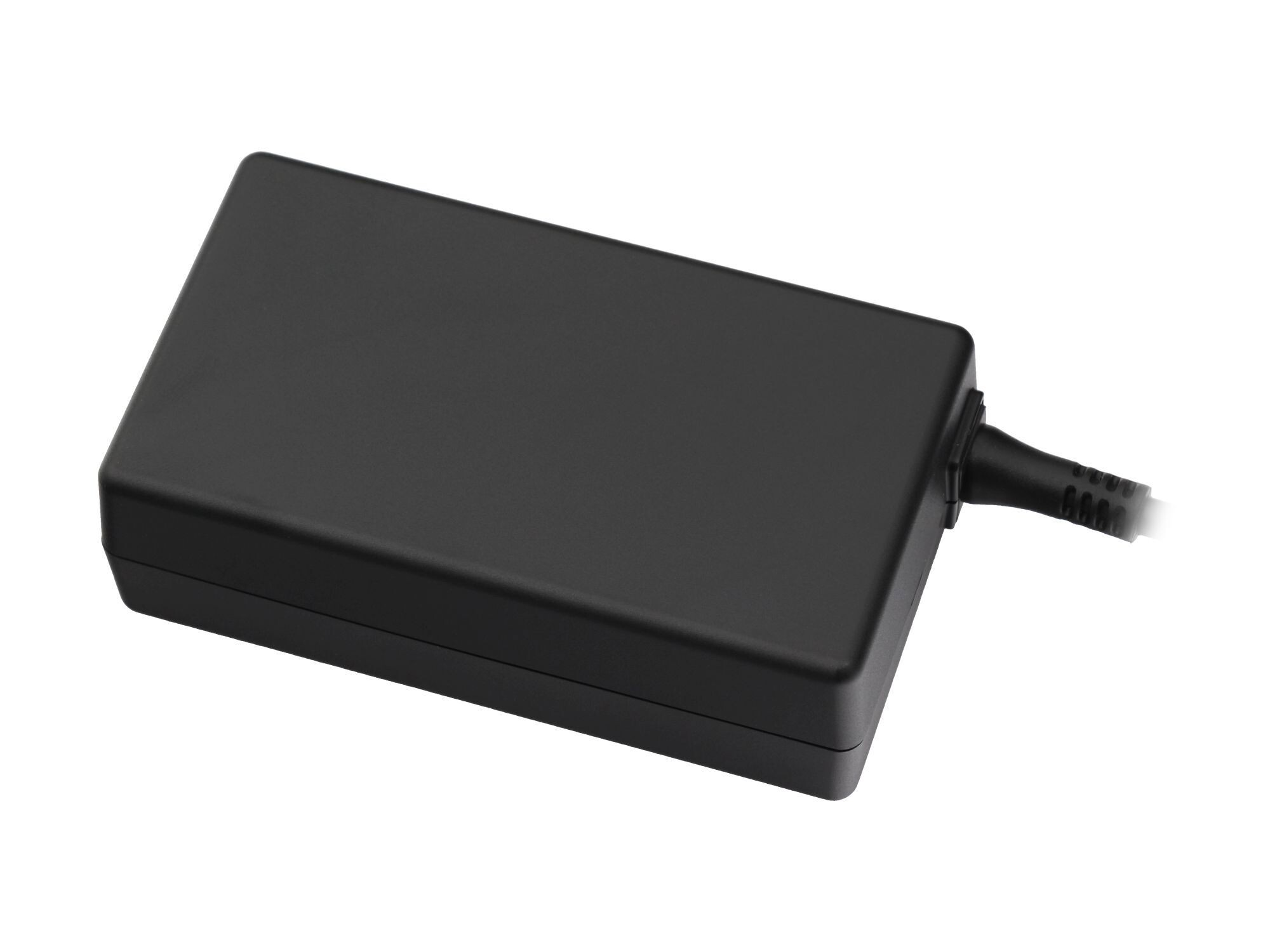 Ein schwarzer Laptop-Netzteilblock mit Kabel, auf weißem Hintergrund.