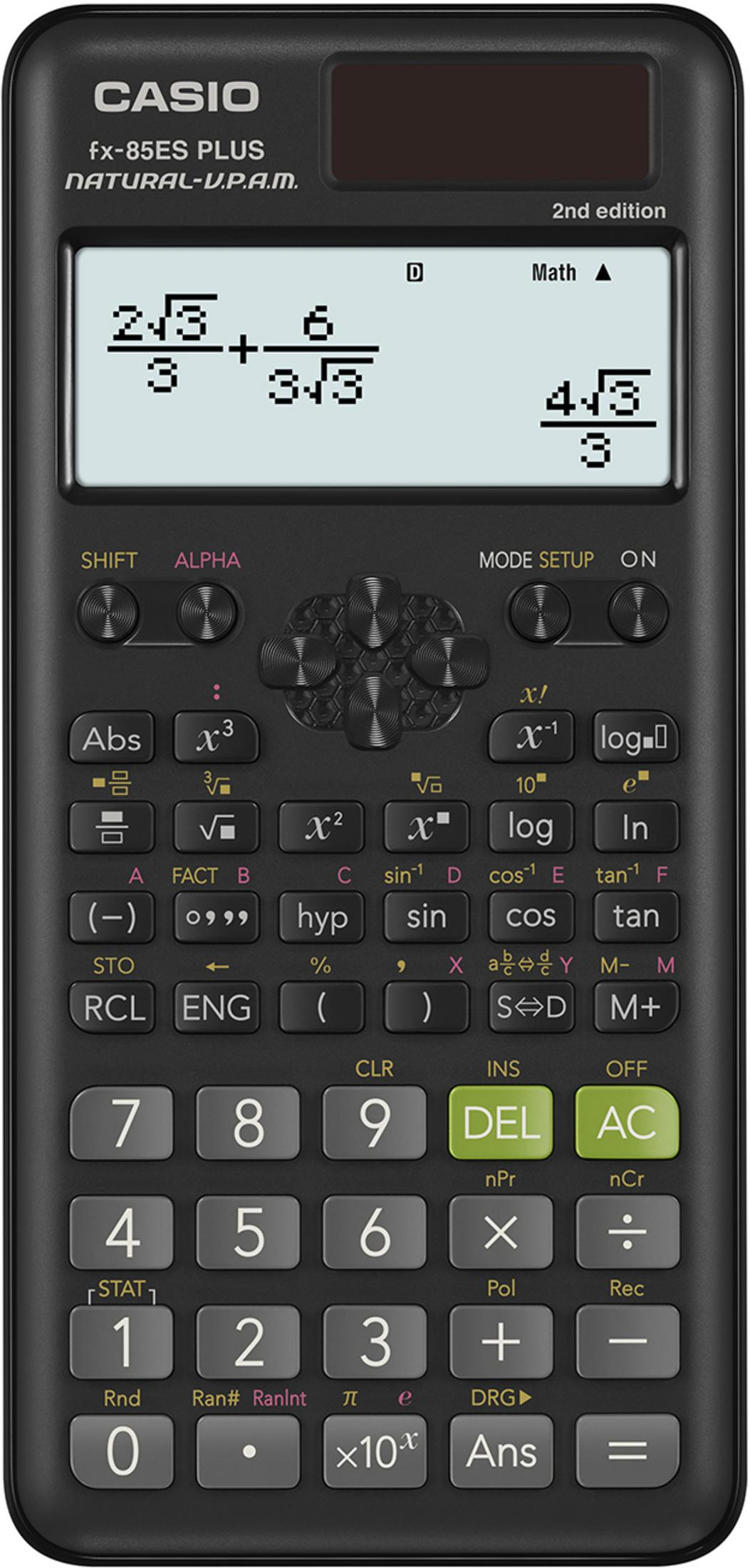 Une calculatrice Casio noire avec écran affiche une équation mathématique.