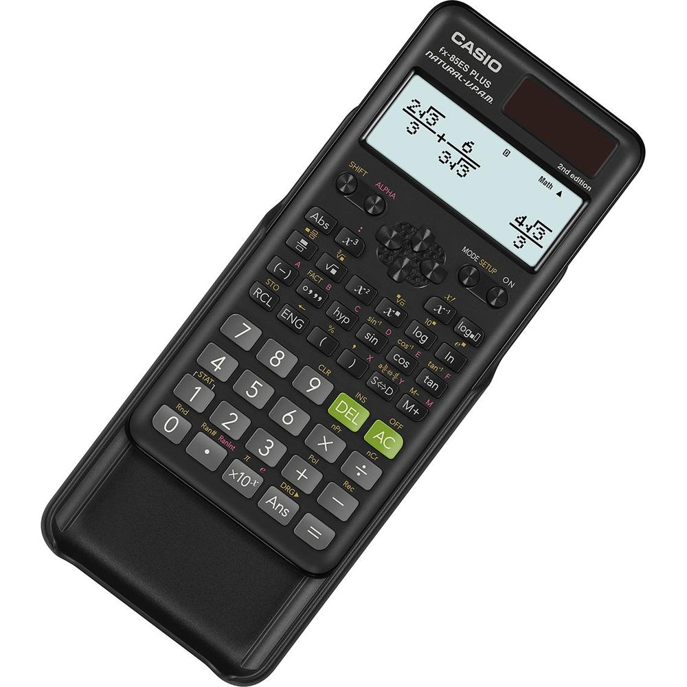 Calculatrice Casio noire avec boutons et écran affichant des équations mathématiques.
