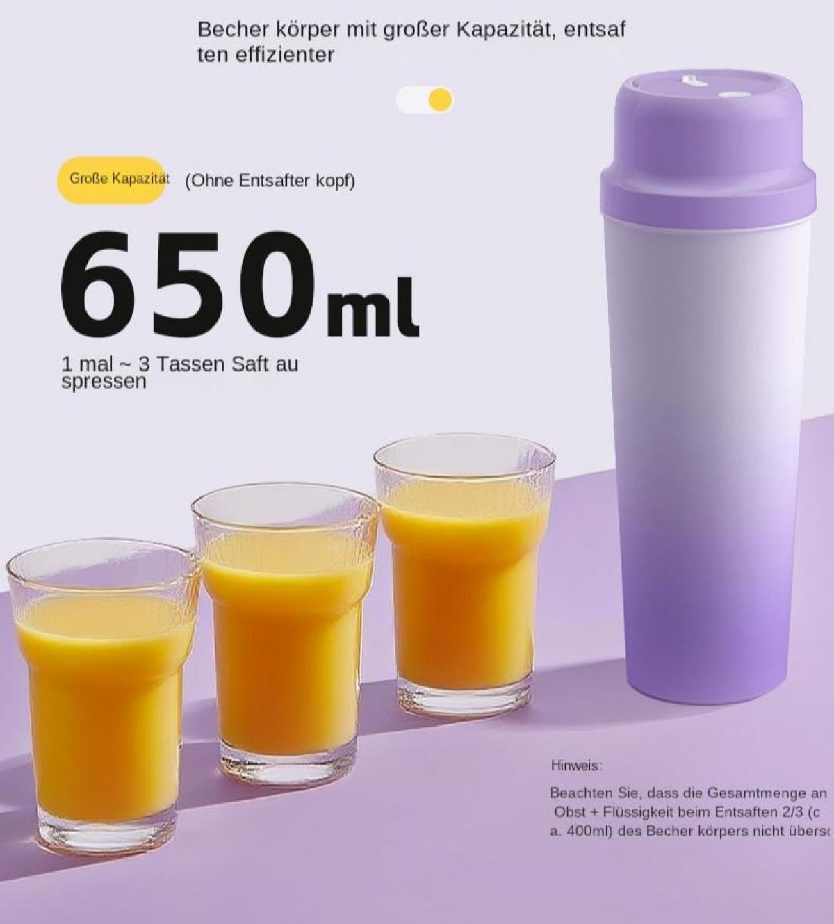 Ein großer, lila-weißer Becher mit drei Gläsern Saft daneben.