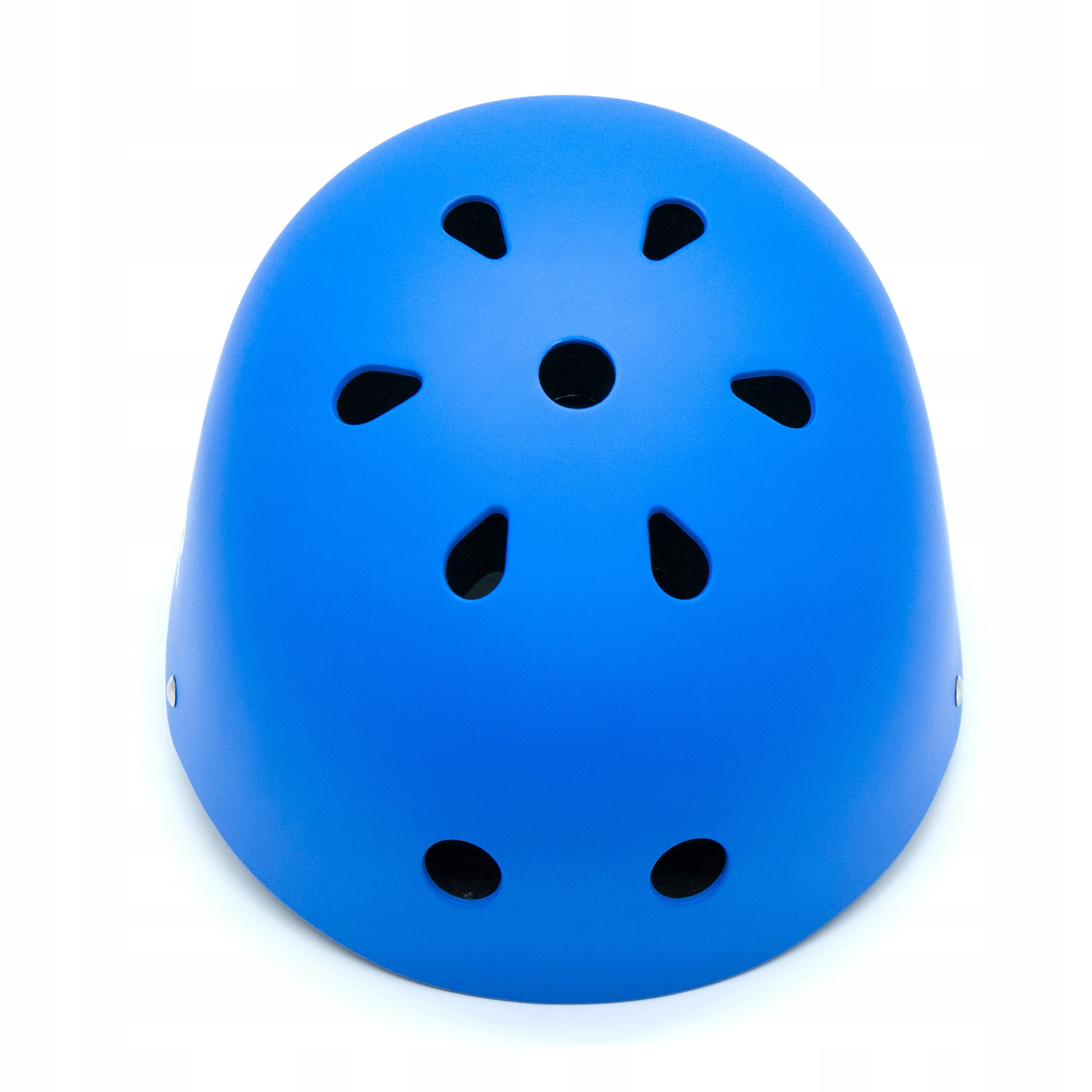 Un casco da bicicletta blu con fori di ventilazione su sfondo bianco.