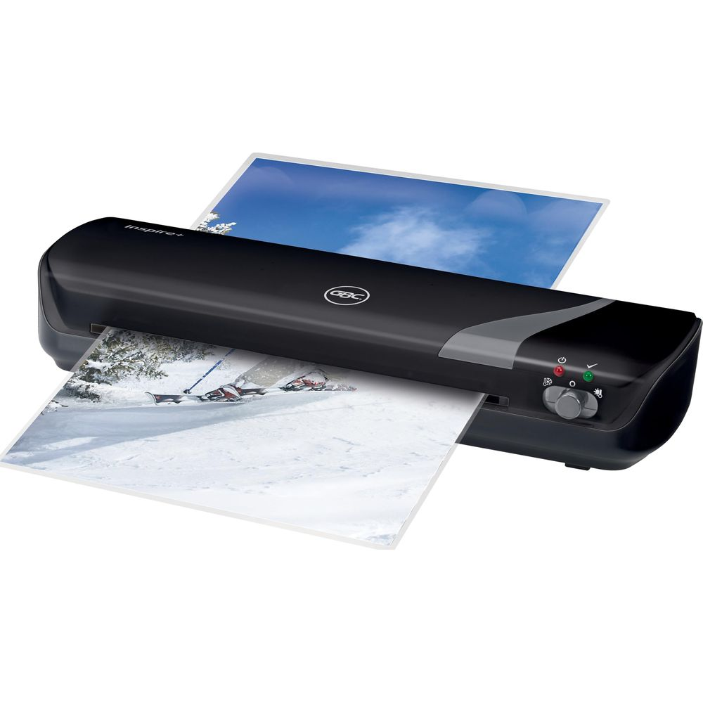Schwarzer Aktenlaminator mit zwei bedruckten Blättern, eines im Gerät.