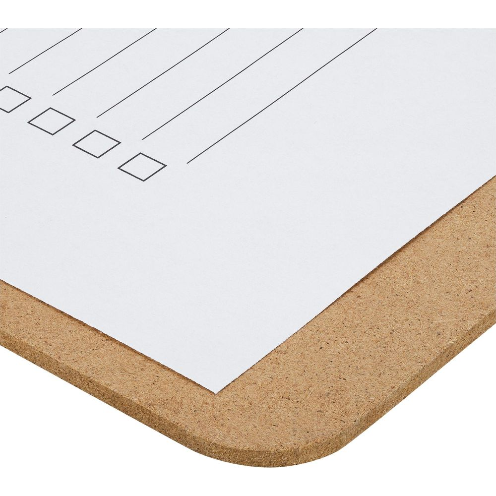 Ein Ausschnitt von einem Klemmbrett mit leerem Papier und Kästchen.