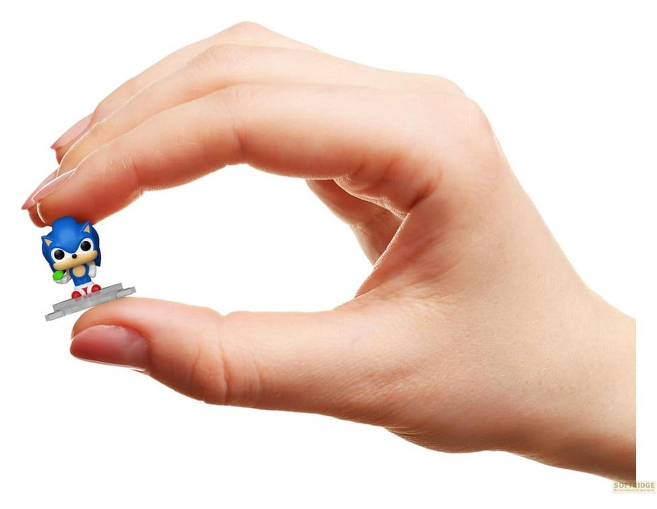 Eine Person hält eine kleine blaue Sonic-Figur mit grünen Schuhen in der Hand.