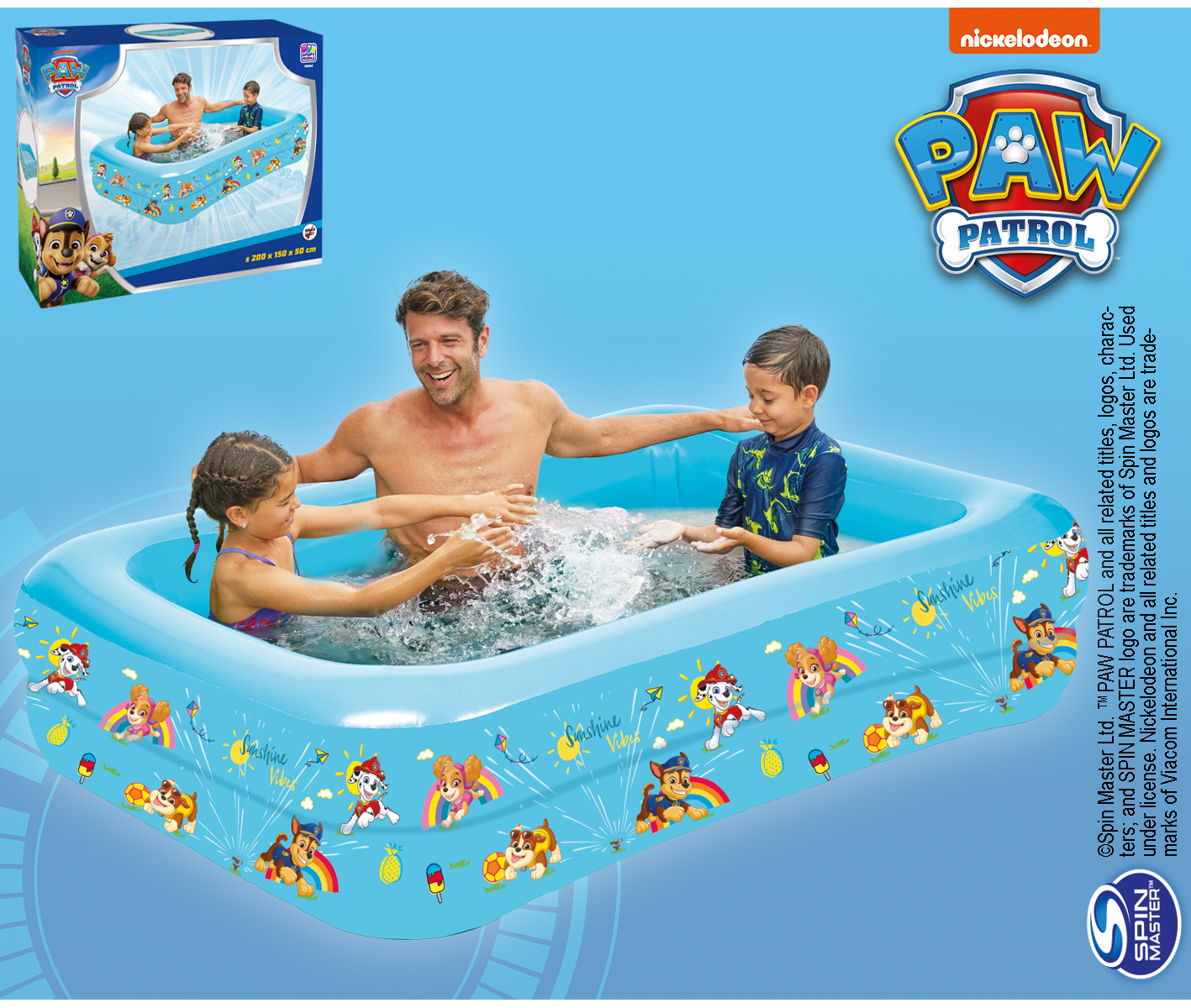 Ein Mann und zwei Kinder planschen in einem Paw Patrol-Pool mit bunten Charakteren.