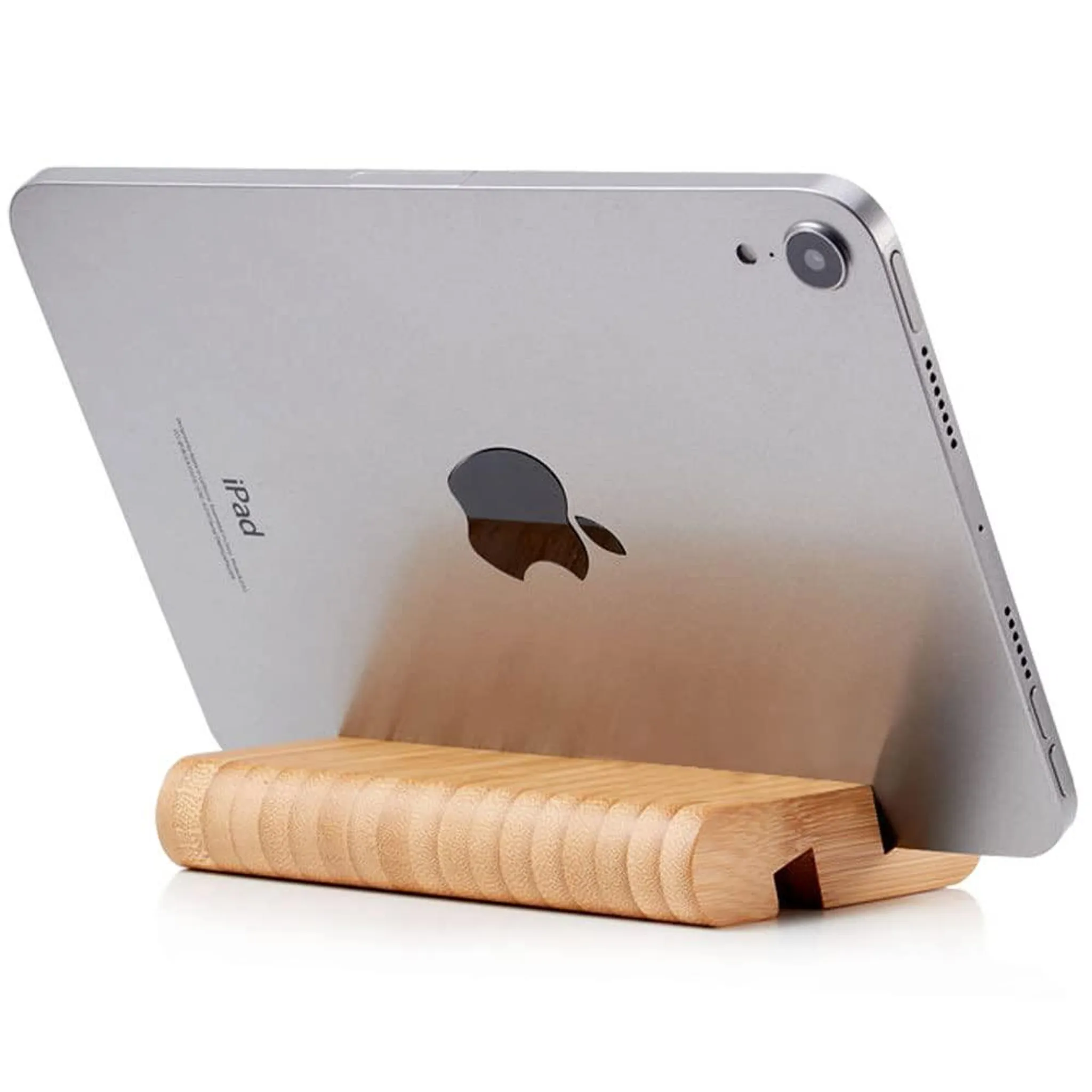 Ein silbernes iPad auf einem Holzständer, mit dem Logo auf der Rückseite.