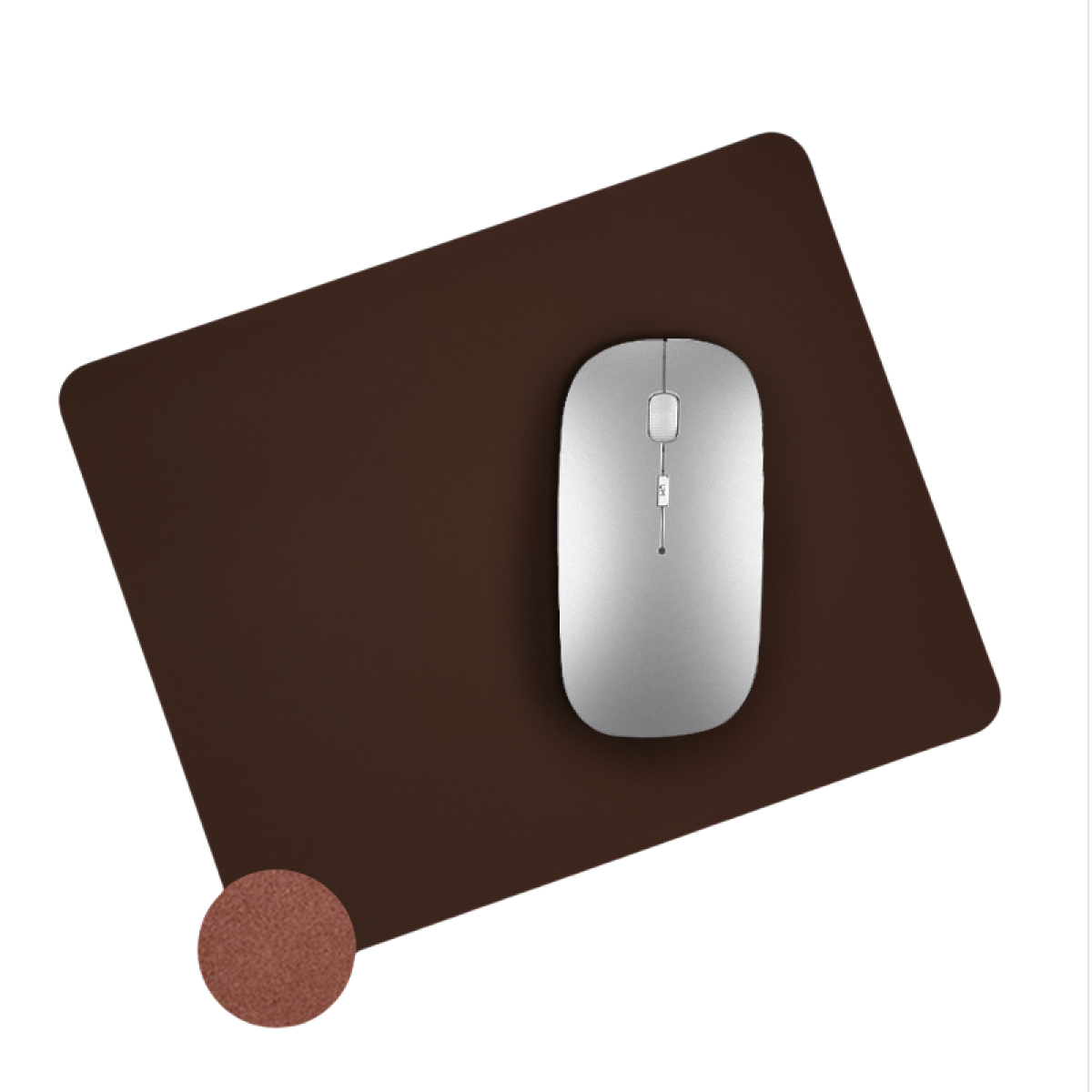 Silberne Maus auf braunem Mauspad mit Kreisklecks. Weißer Hintergrund.