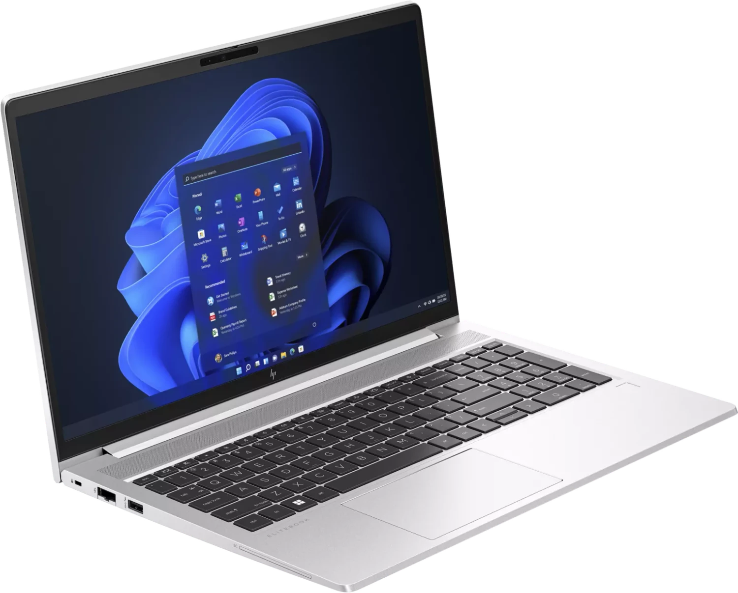 Ein silberner Laptop mit geöffnetem Bildschirm, auf dem das Windows 11 Startmenü angezeigt wird.