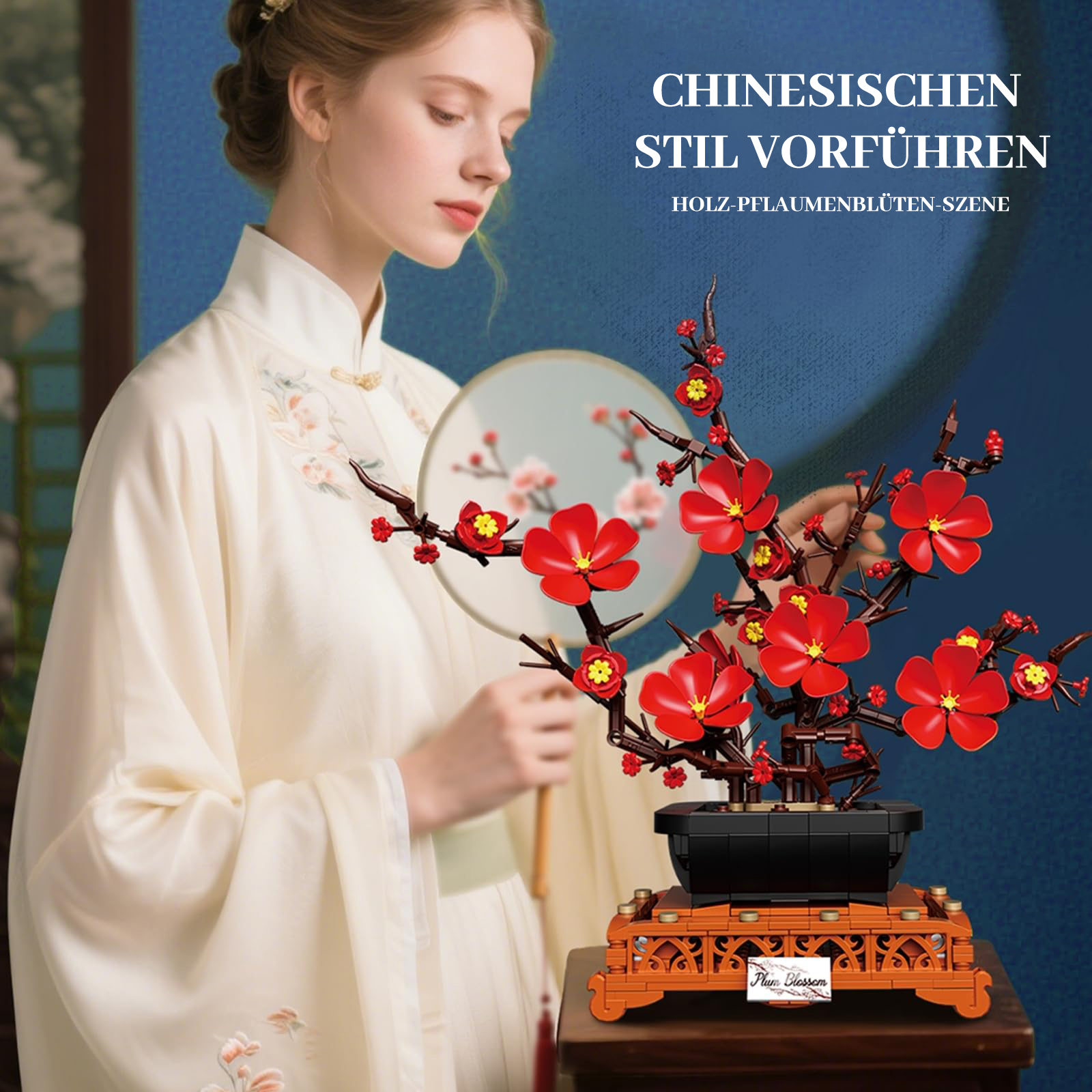 Frau in traditioneller Kleidung hält einen Fächer neben einem Modell eines blühenden Kirschbaums.