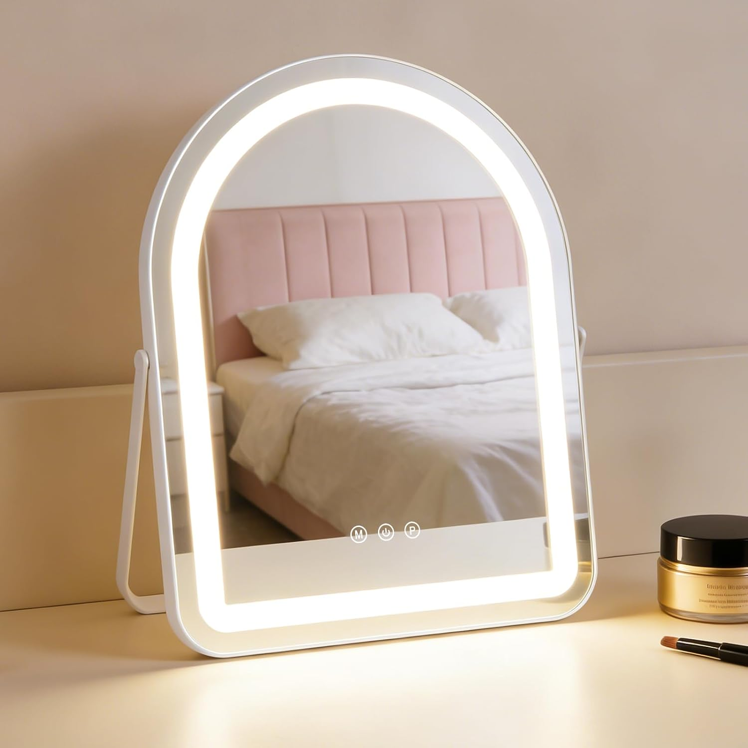 Uno specchio per il trucco illuminato con controlli touch su un comò.