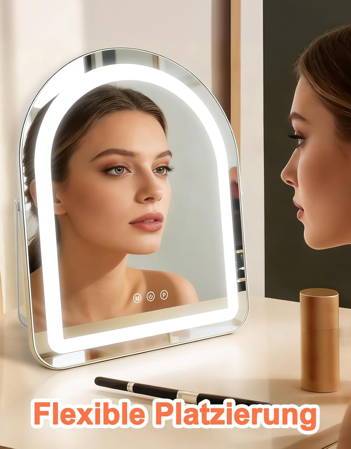 Una donna si guarda in uno specchio da trucco illuminato. Pennello e flacone vicini.