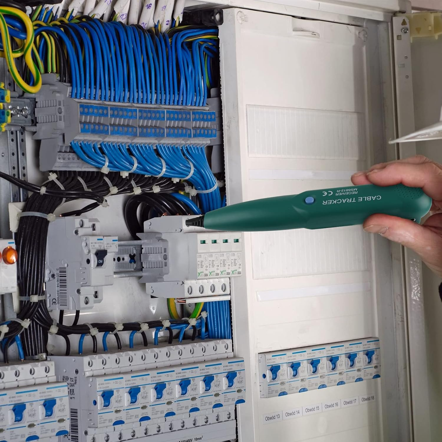 Grüner Kabeltracker wird in elektrischer Verteilung mit vielen blauen und gelben Kabeln verwendet.