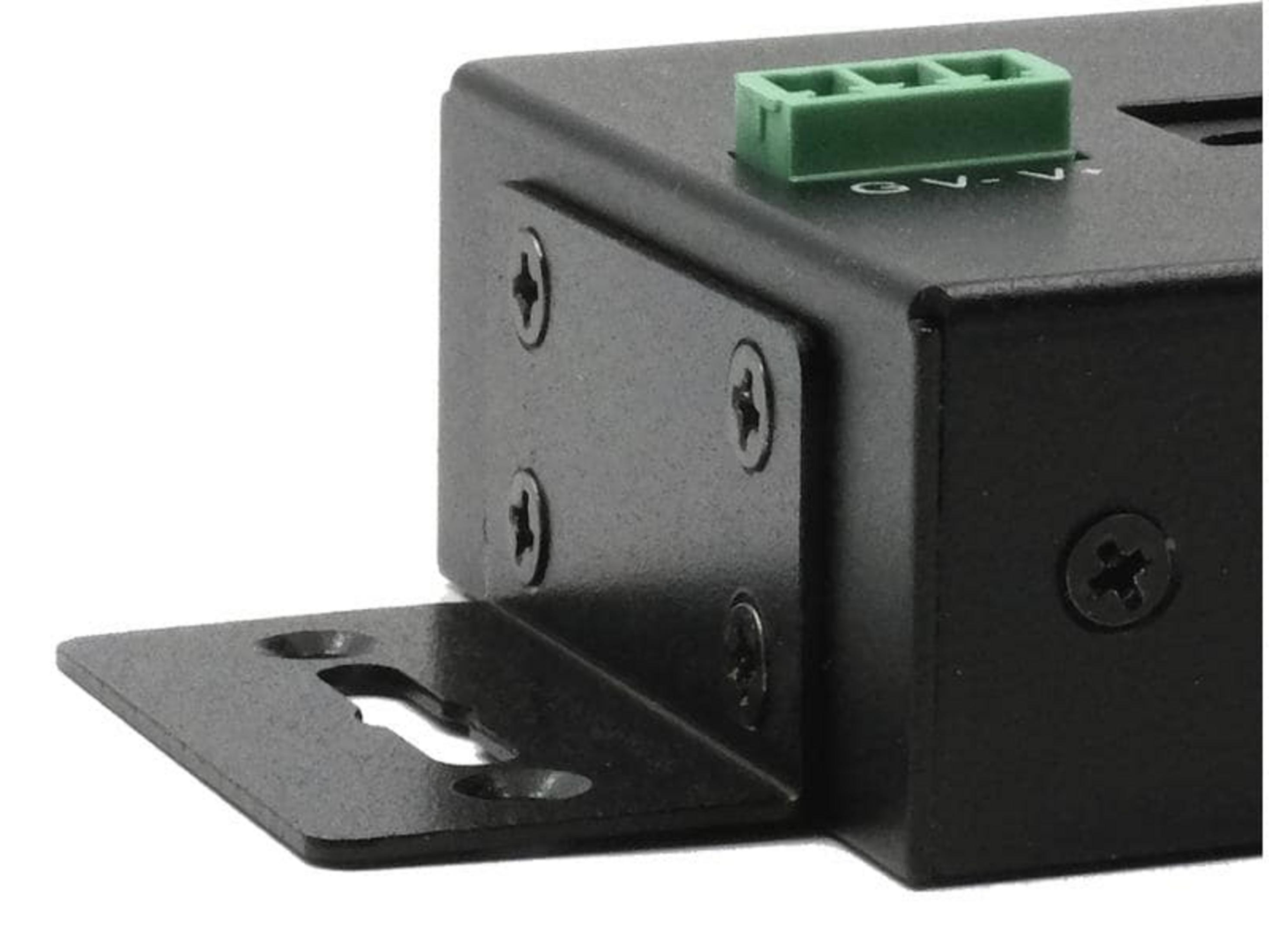 Schwarzes Elektronikgehäuse mit grünen Anschlussklemmen und Montagebügeln.