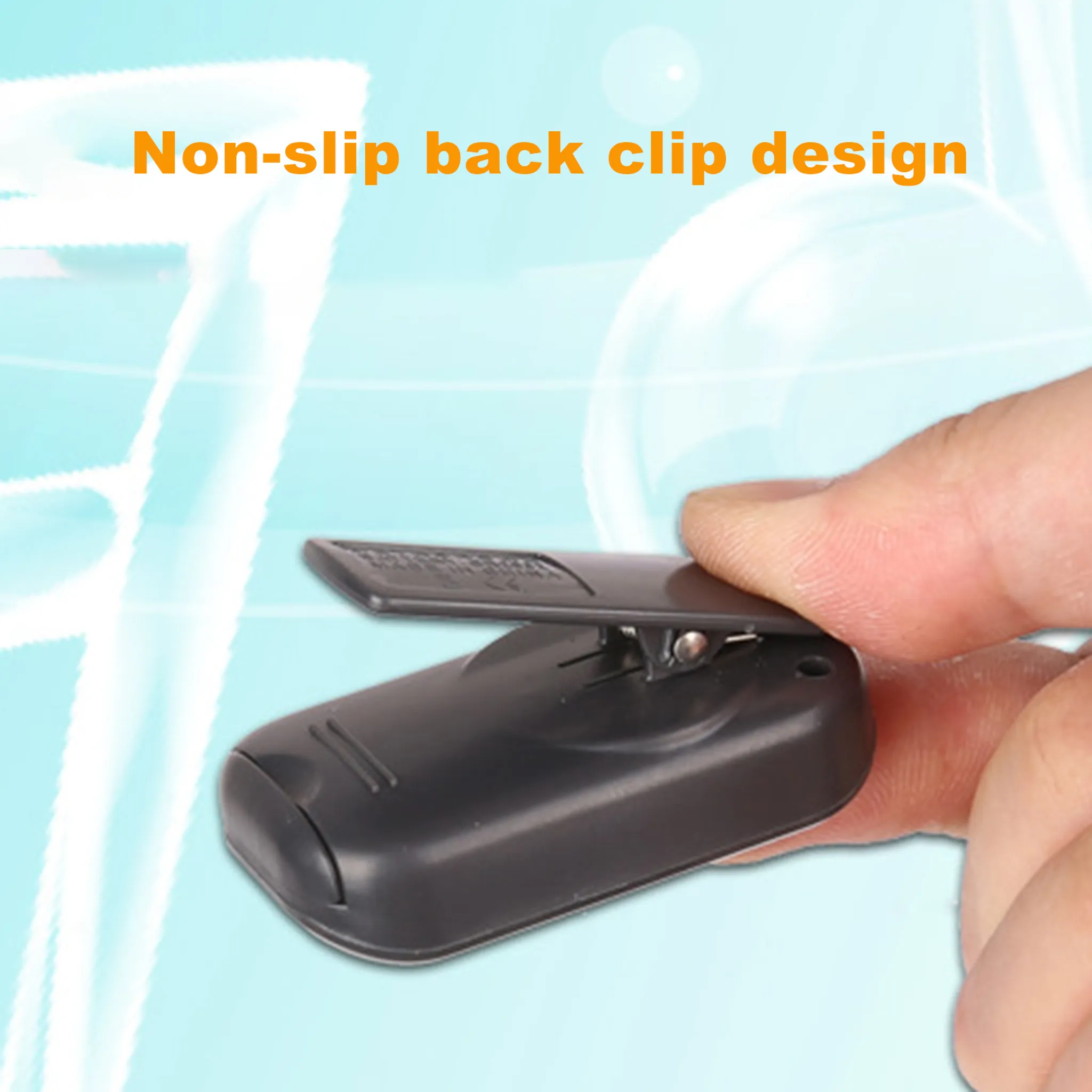 Eine Hand hält einen schwarzen Clip mit einem nicht rutschenden Design.