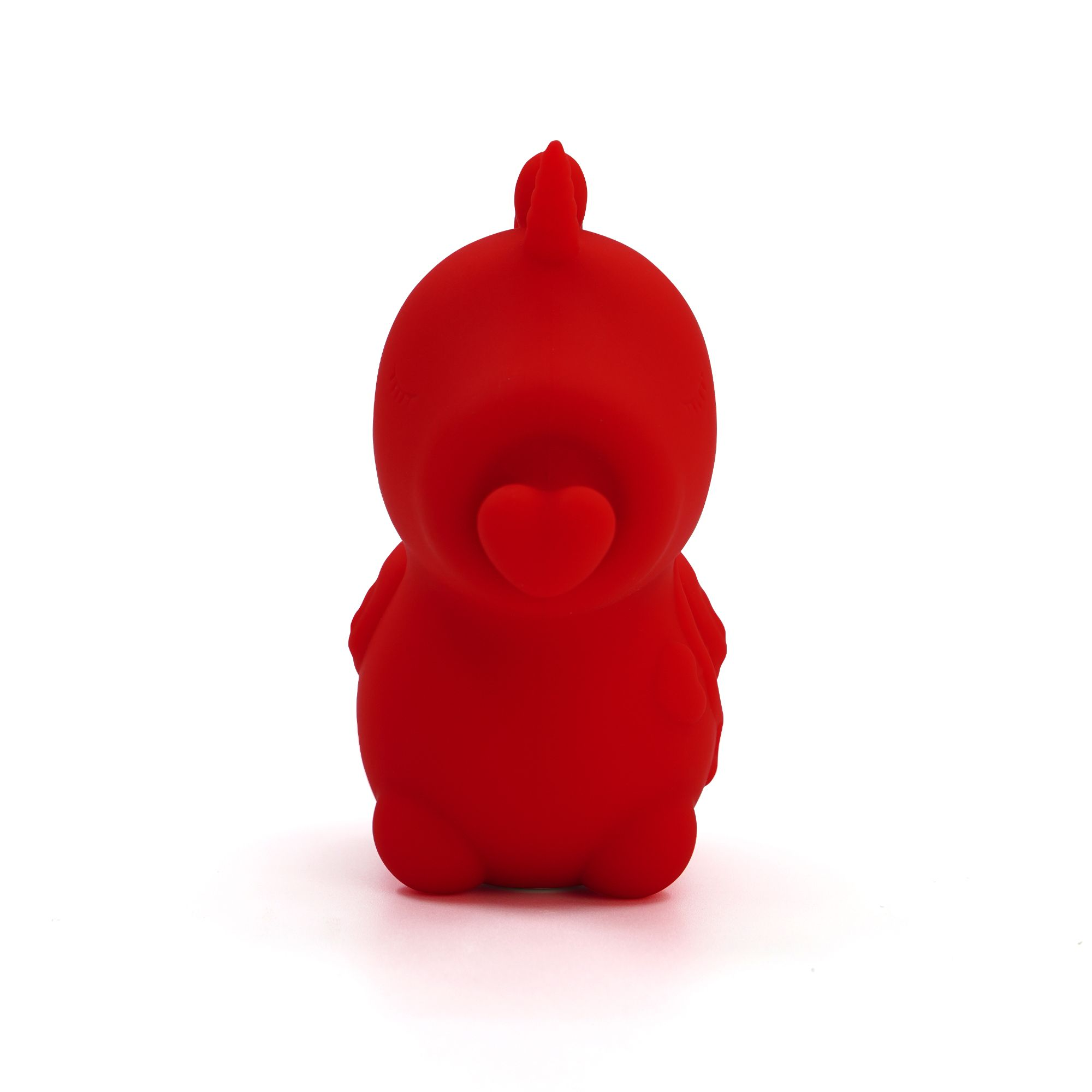 Ein kleiner roter Gummihuhn mit einem Herz auf der Brust.