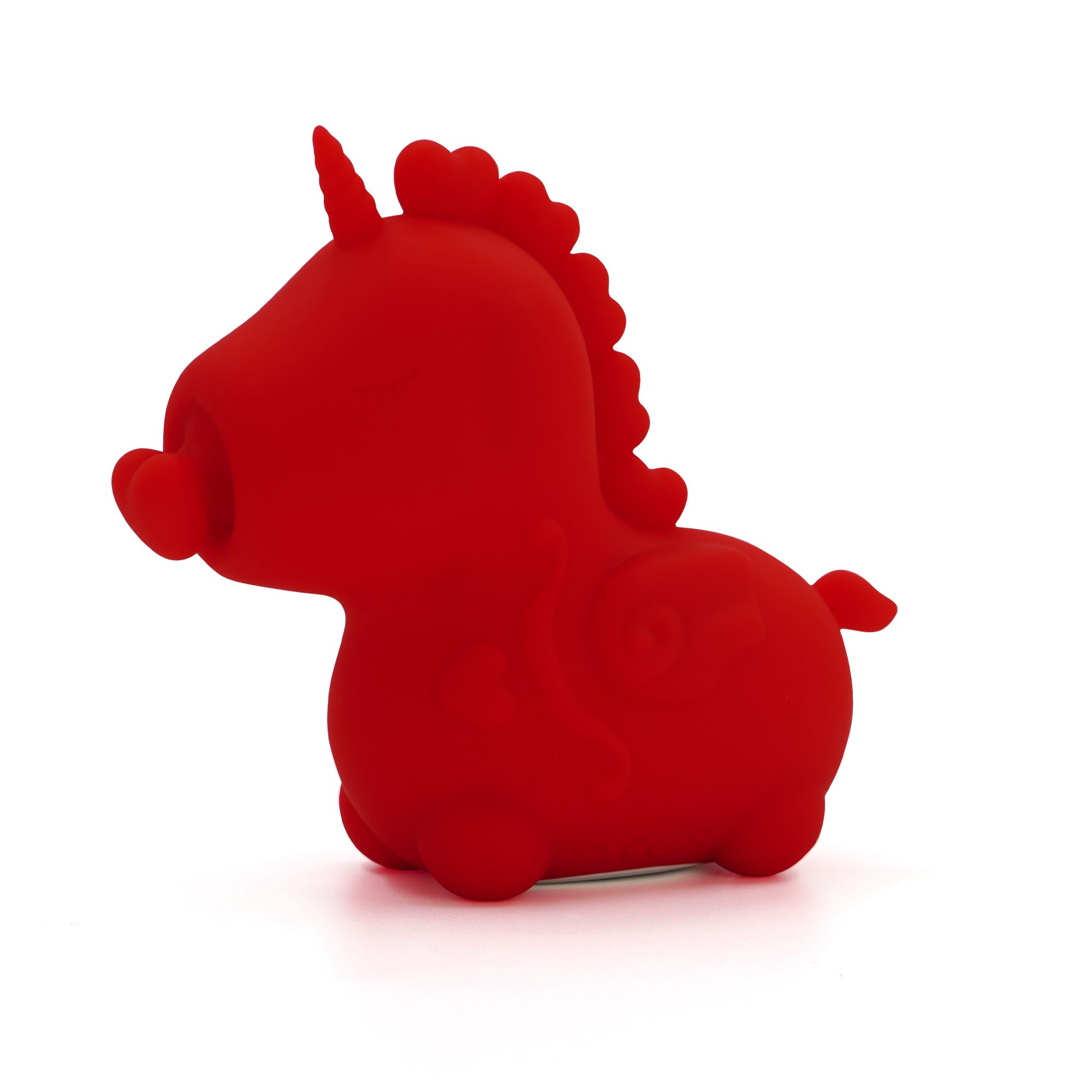 Ein kleiner roter Einhorn-Schlüsselanhänger auf weißem Hintergrund.