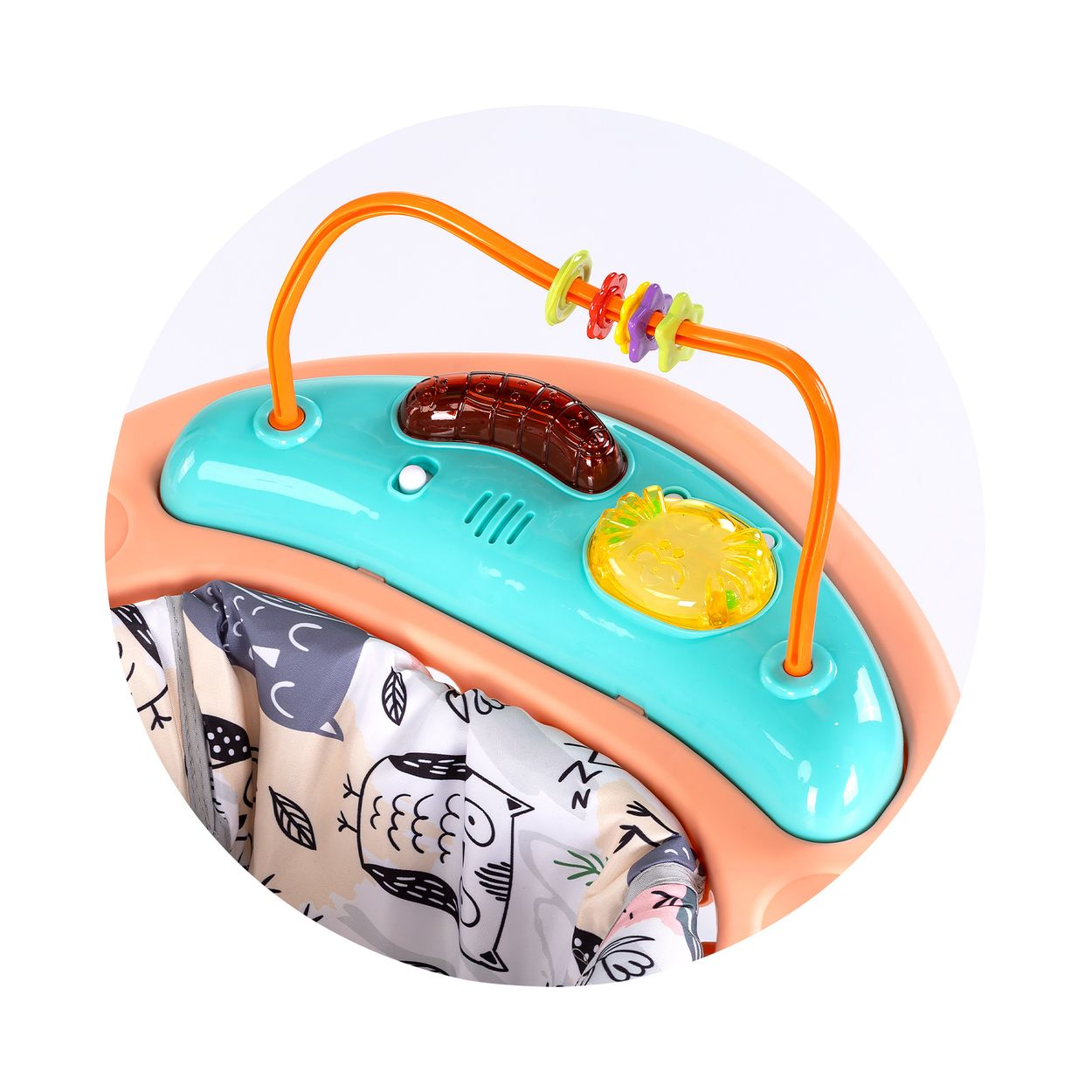 Ein Baby-Gehfrei mit bunten Spielzeugen, einem braunen Spielzeug und einem gelben Licht.