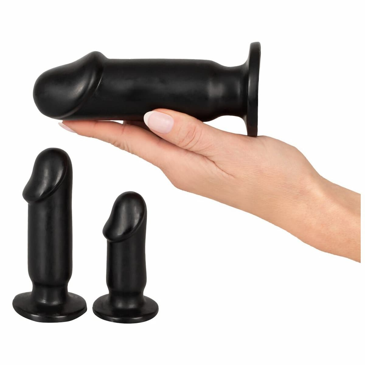 Schwarzer Penis-Verstärker in drei Größen, einer wird von einer Hand gehalten.