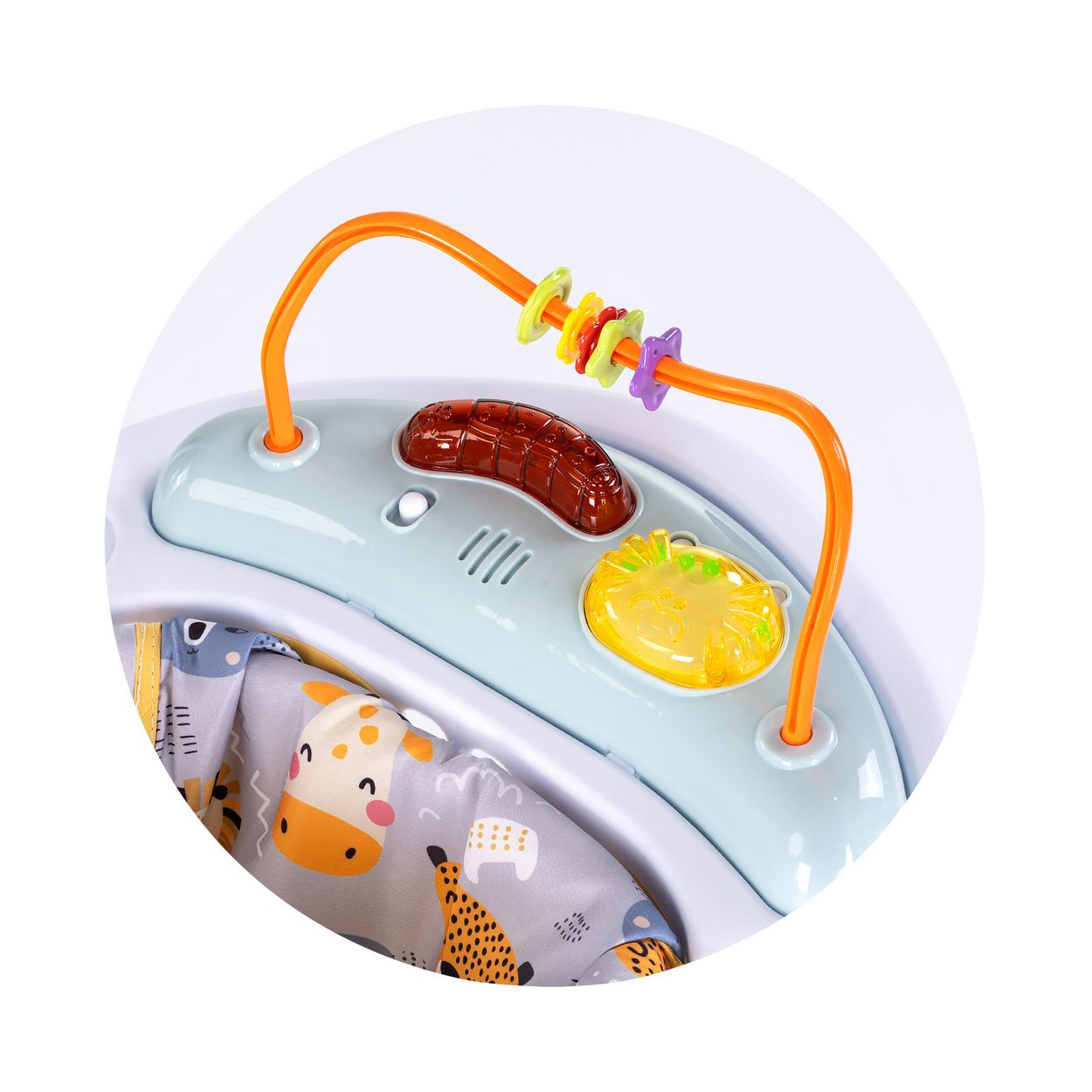 Baby-Laufstall mit bunten Spielzeugen und Tiermotiven auf dem Stoff.