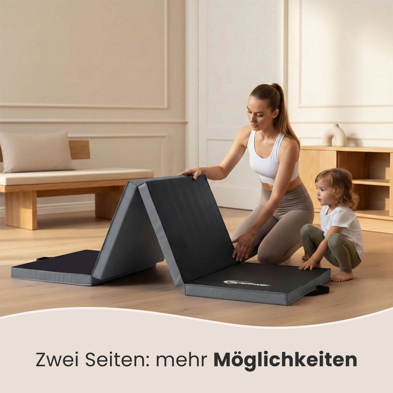 Eine Frau und ein Kind falten eine schwarze Gymnastikmatte in einem Wohnzimmer.