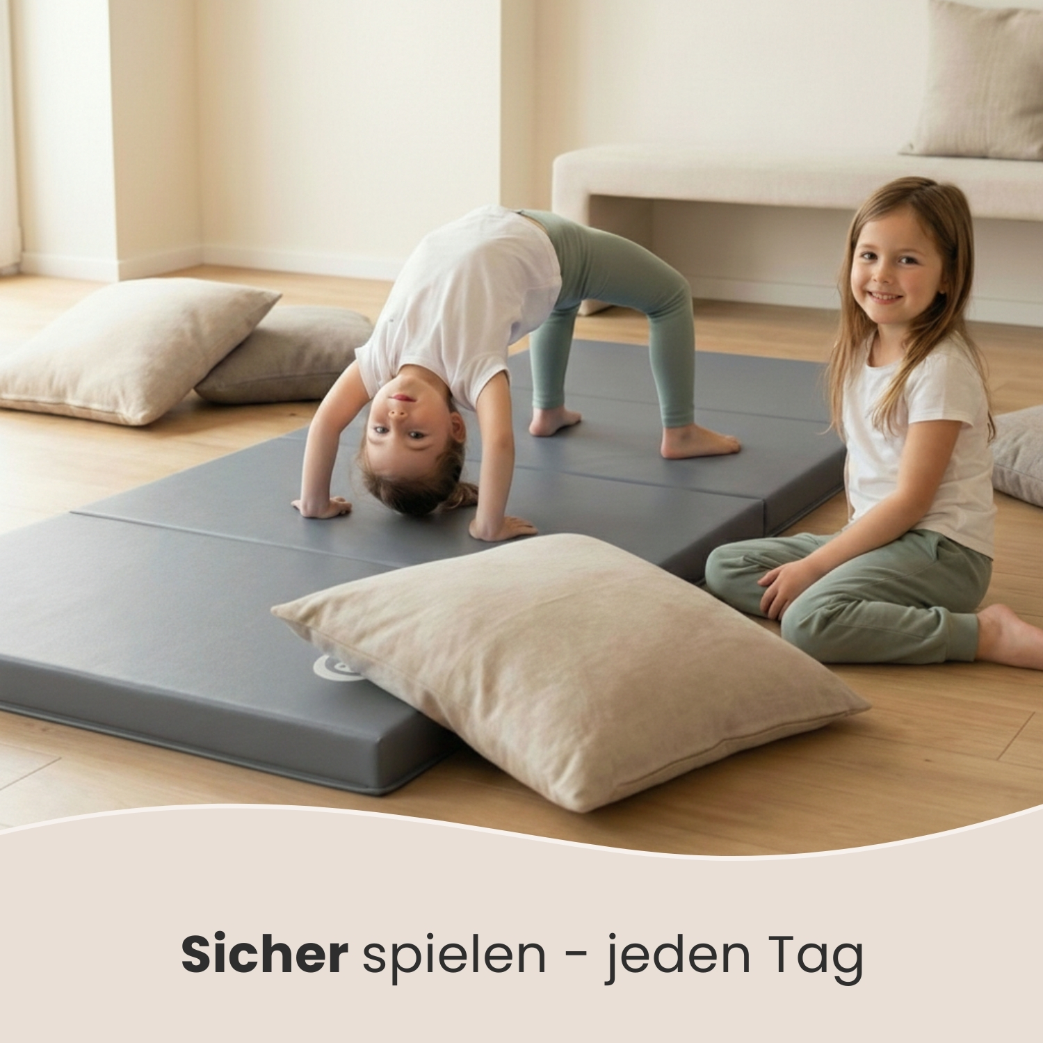 Zwei Mädchen turnen auf Matten, eines macht eine Brücke, das andere sitzt.