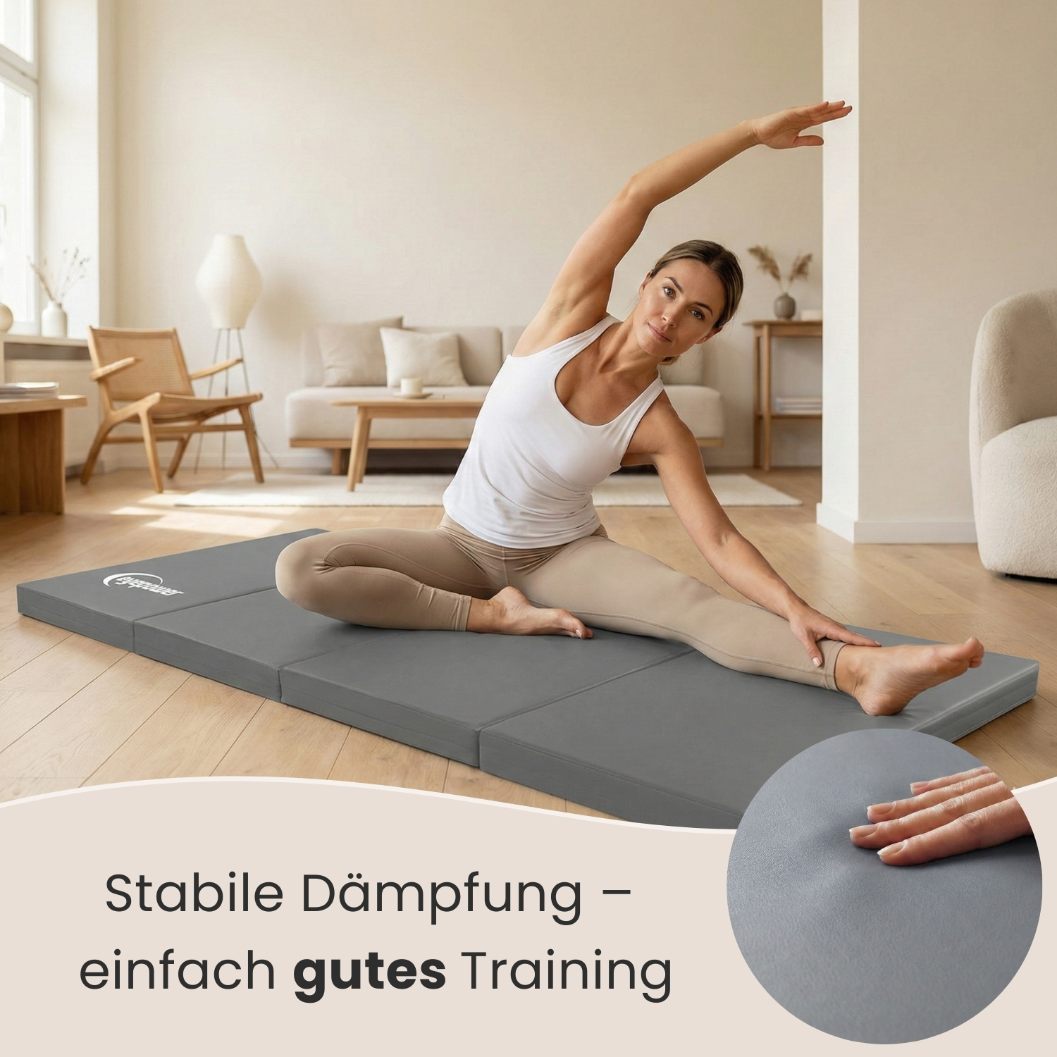 Frau im weißen Tanktop dehnt sich auf grauer Yogamatte in hellem Raum.
