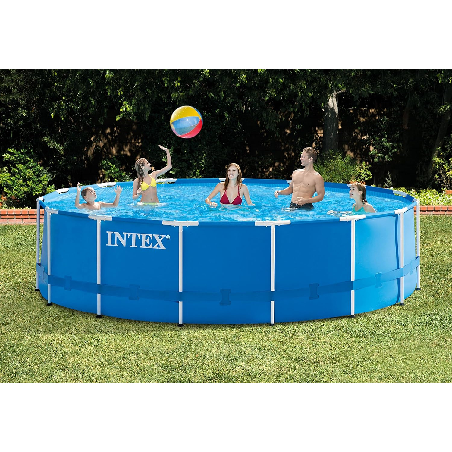 Fünf Personen planschen in einem blauen Intex-Pool im Garten. Ein Ball schwebt in der Luft.