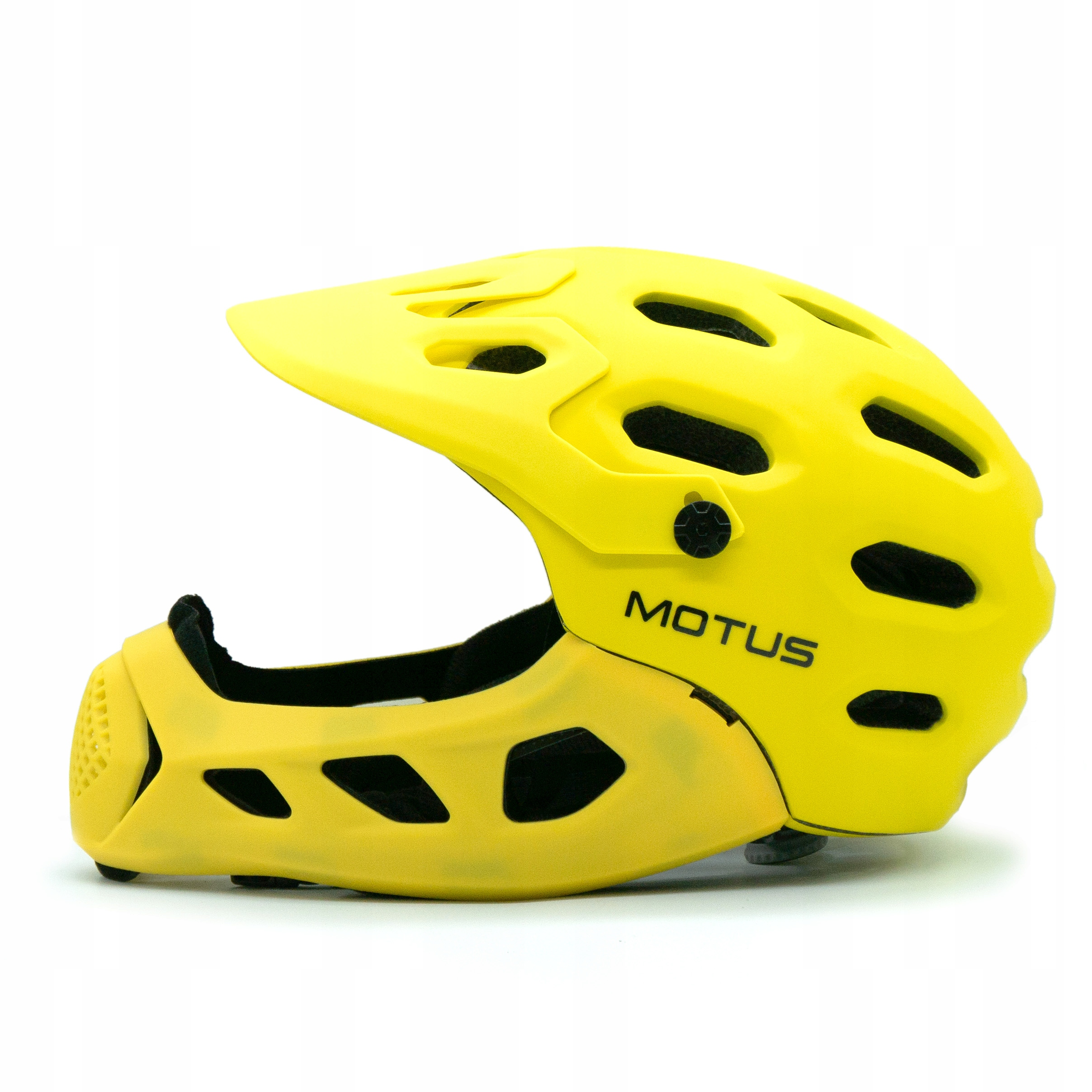 Un casco da motocross giallo con prese d'aria e logo 'MOTUS'.