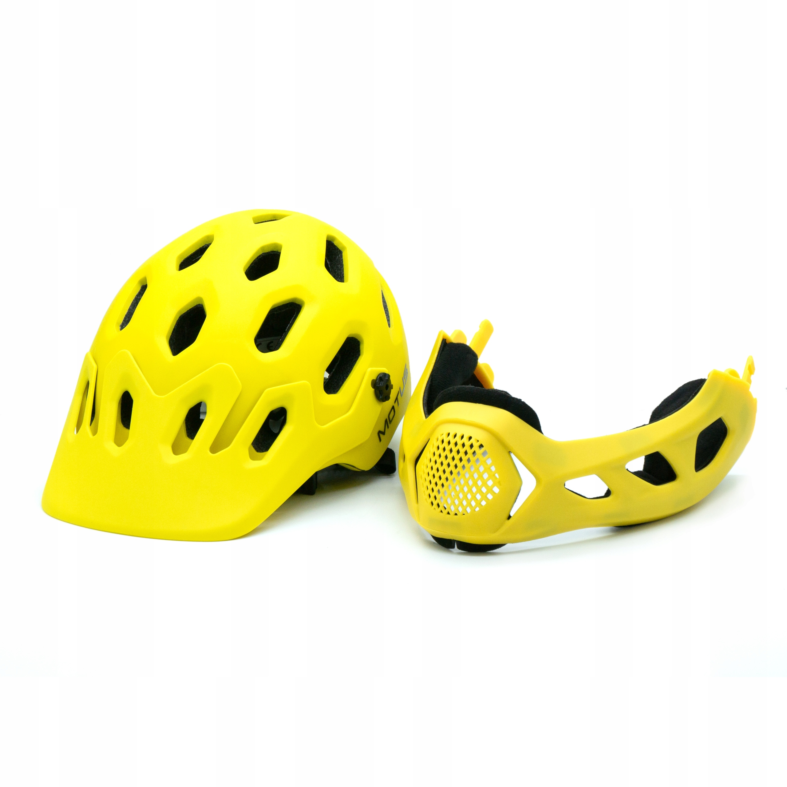 Un casco e una protezione per il mento gialli per mountain bike.