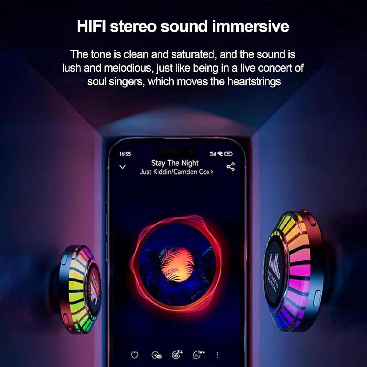 Zwei bunte, runde Lautsprecher flankieren ein Smartphone, das Musikwiedergabe anzeigt.