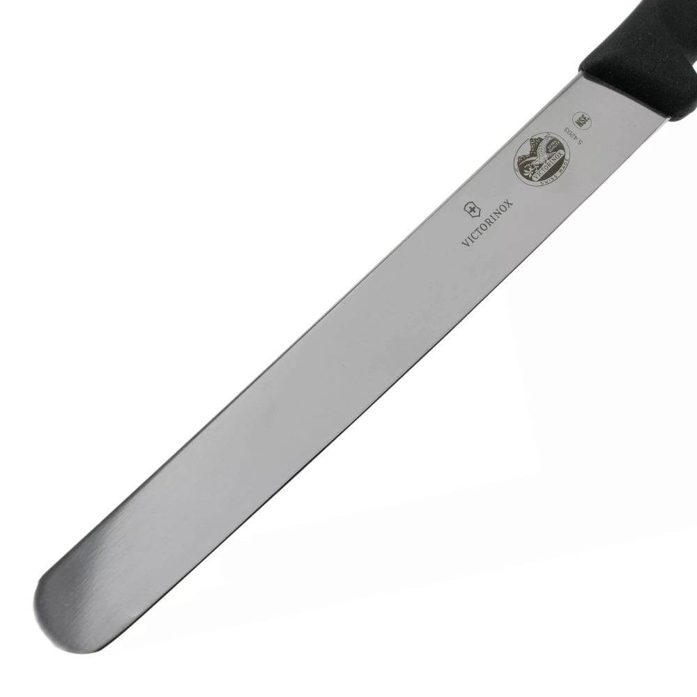 Siyah saplı gümüş Victorinox ekmek bıçağı beyaz zeminde çapraz duruyor.