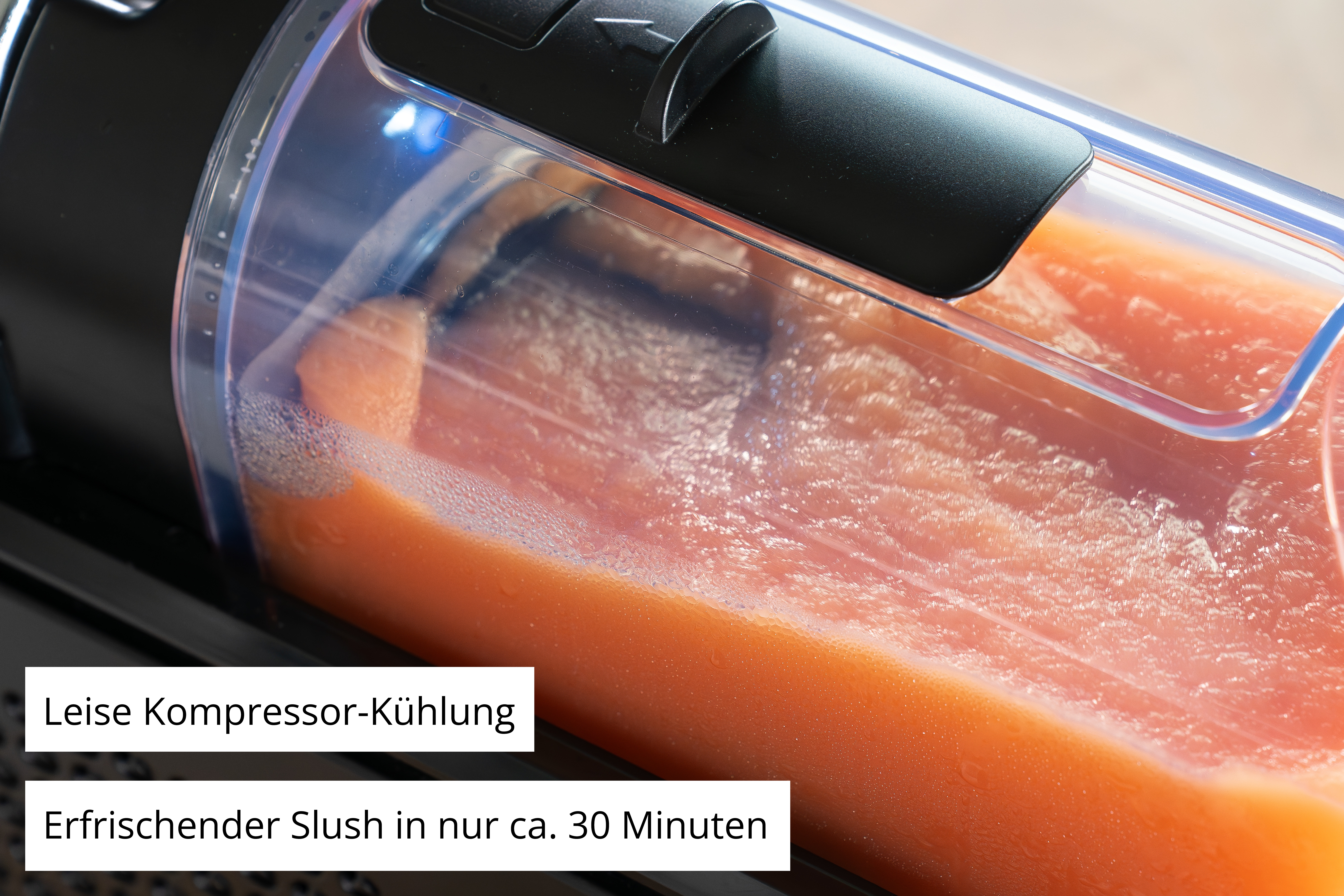 Ein transparenter Behälter mit orangefarbenem Slush, leise Kompressorkühlung.