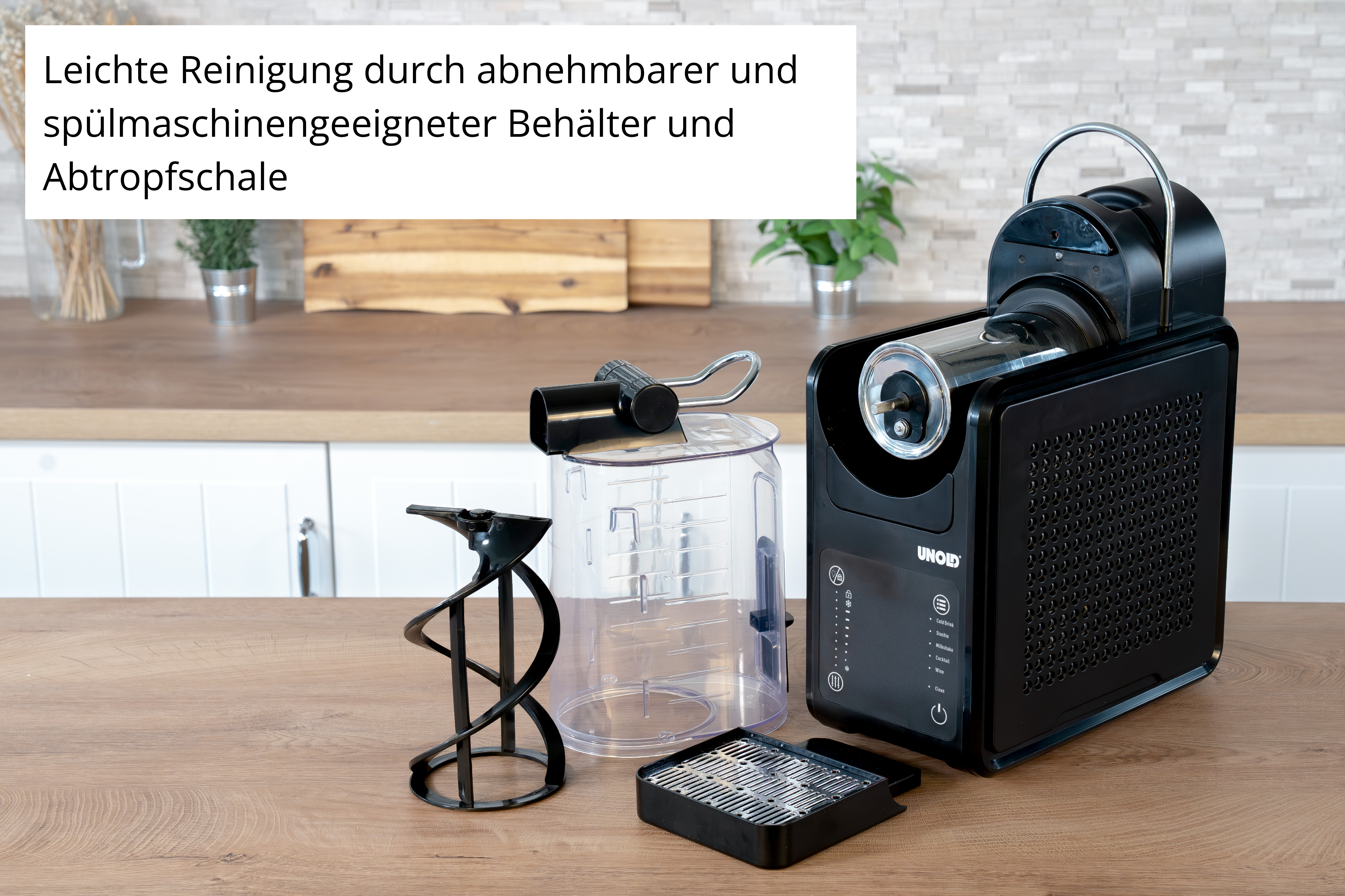Ein schwarzer Entsafter mit Zubehör auf einem Holztisch.
