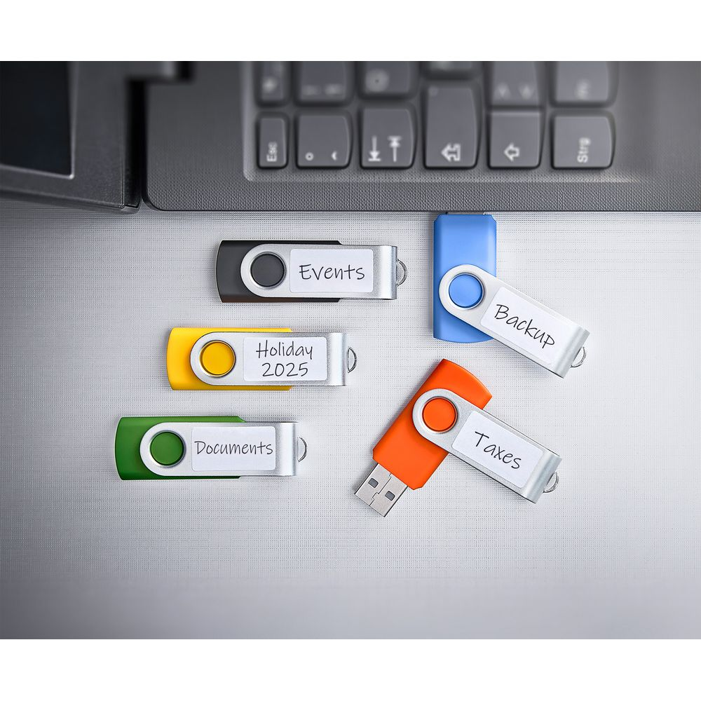 Fünf USB-Sticks mit der Beschriftung 'Events', 'Holiday 2025', 'Documents', 'Backup', 'Taxes'.