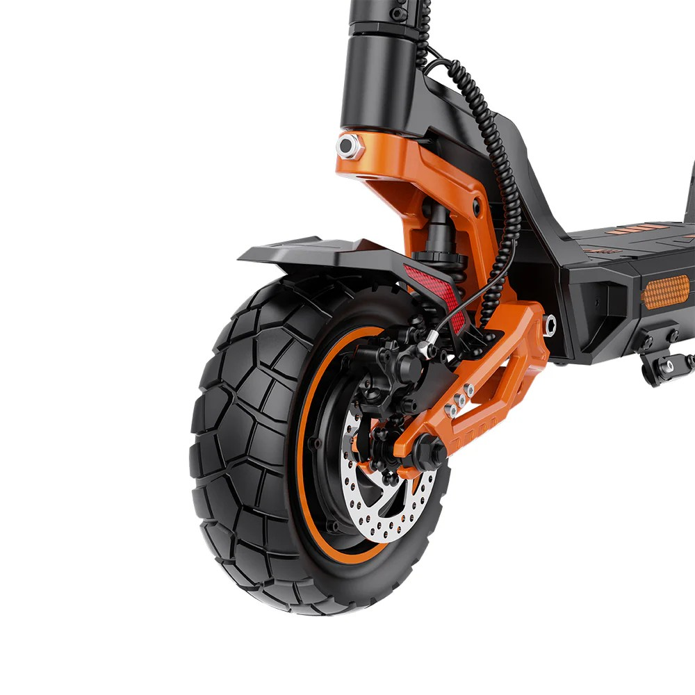 Nahaufnahme eines orangefarbenen und schwarzen Elektrorollerrads mit dicker Lauffläche.