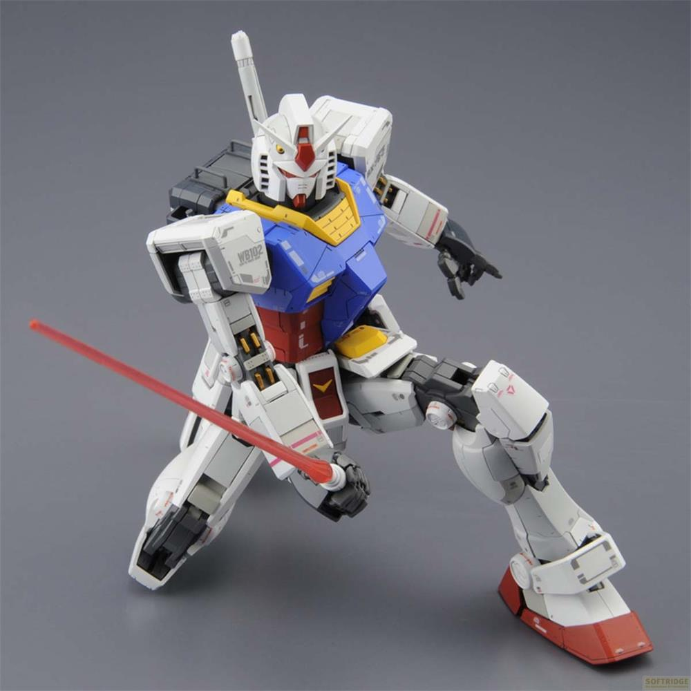 Weißer und blauer Roboter hält einen roten Lichtschwert-Säbel in dynamischer Pose auf grauem Hintergrund.