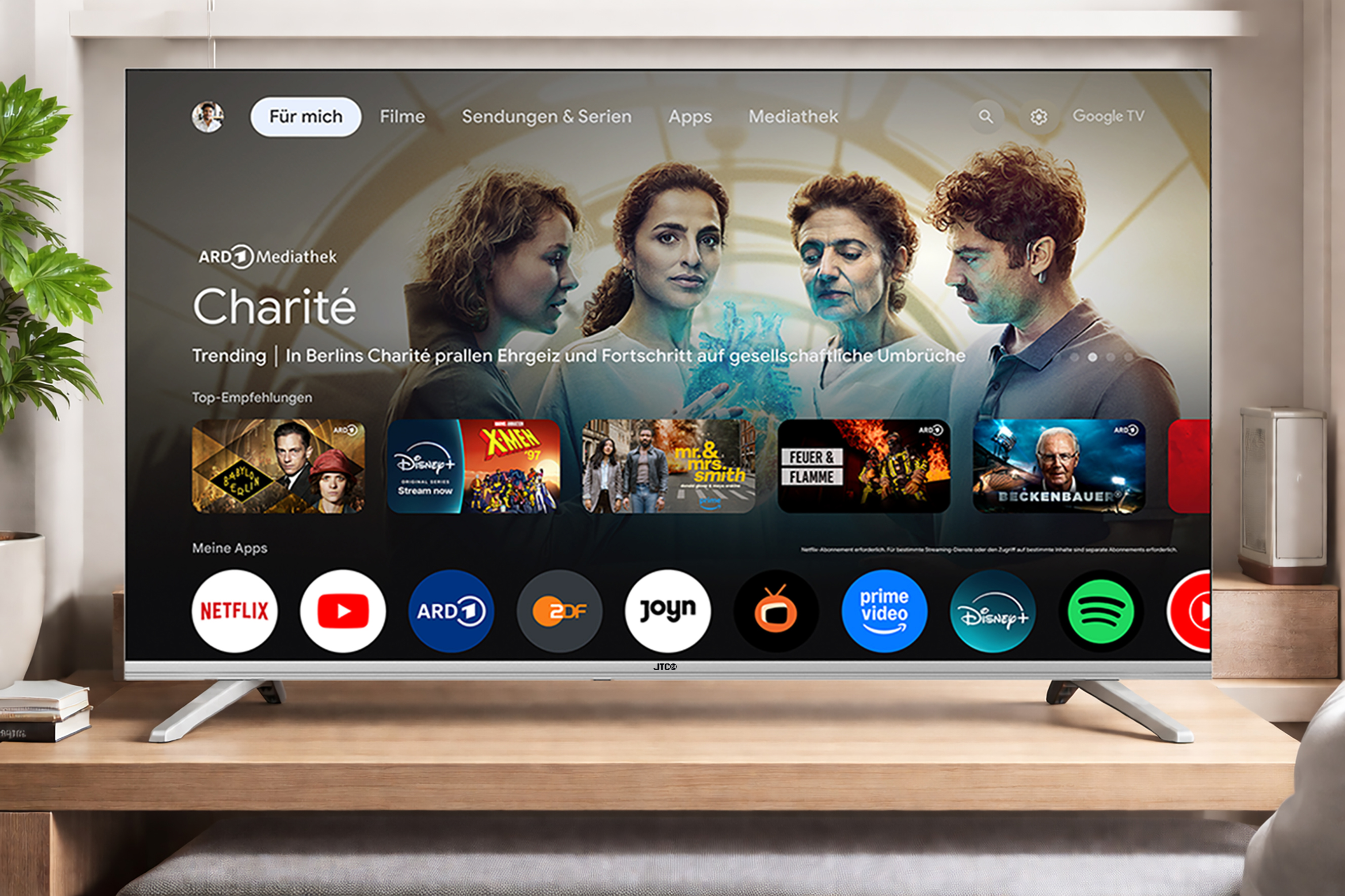 Ein moderner Fernseher zeigt die ARD Mediathek mit Filmauswahl und App-Symbolen.