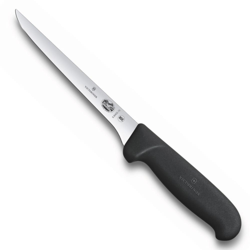 Keskin, gümüş Victorinox fileto bıçağı siyah saplı beyaz zemin üzerinde duruyor.