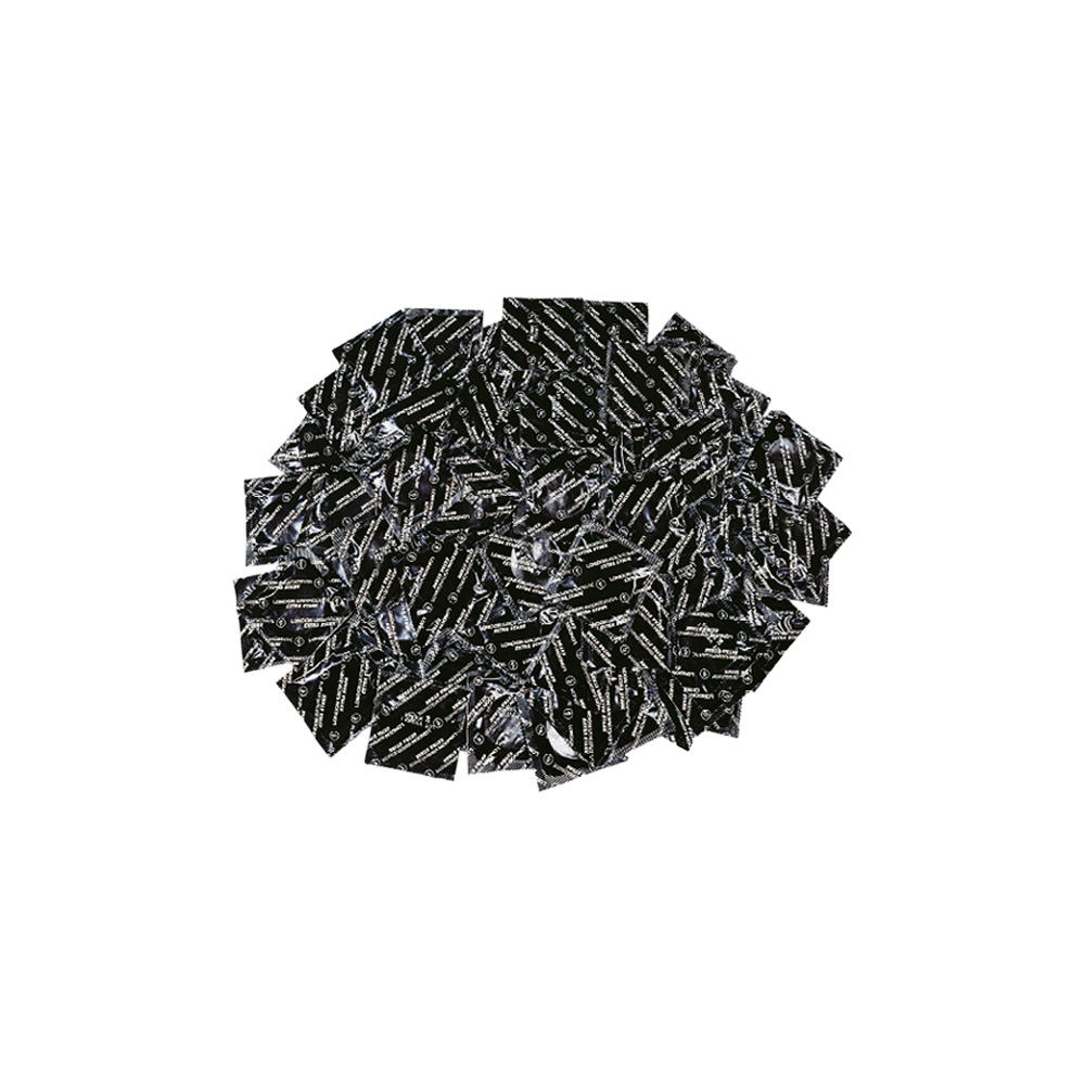 Ein Haufen einzeln verpackter Kondome in Schwarz mit weißem Aufdruck.