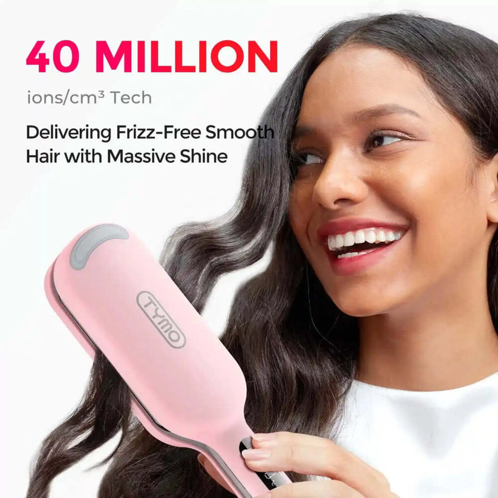 Donna sorridente, tiene una piastra per capelli rosa TYMO con tecnologia a 40 milioni di ioni.