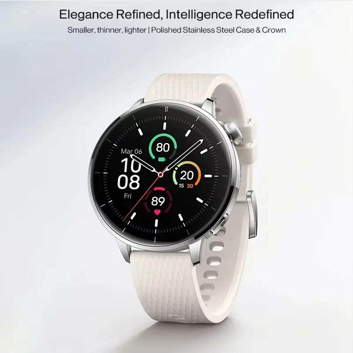 Eine weiße Smartwatch mit silbernem Gehäuse und Display, das Uhrzeit, Datum und Gesundheitswerte anzeigt.