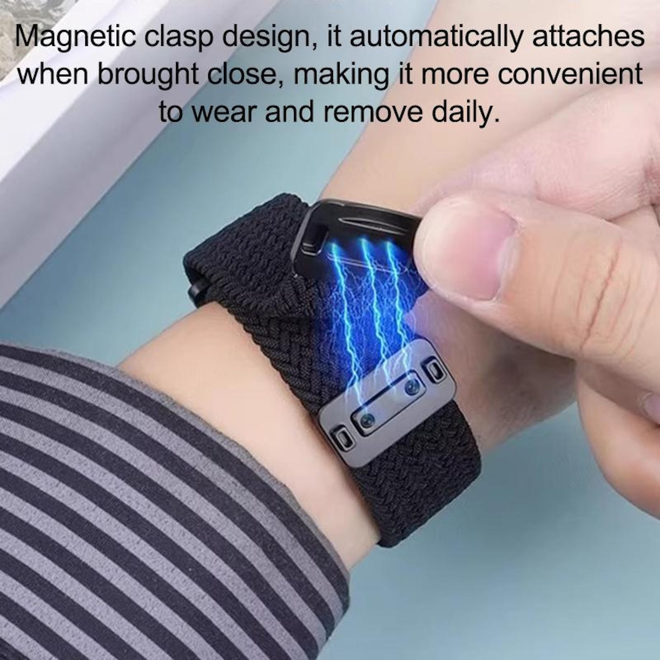 Person trägt ein schwarzes Armband mit magnetischem Verschluss, der sich schließt.