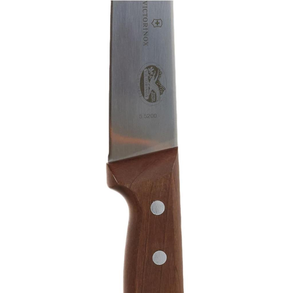 Ahşap saplı ve metal bıçaklı 'Victorinox' yazılı bıçağın yakın çekimi.