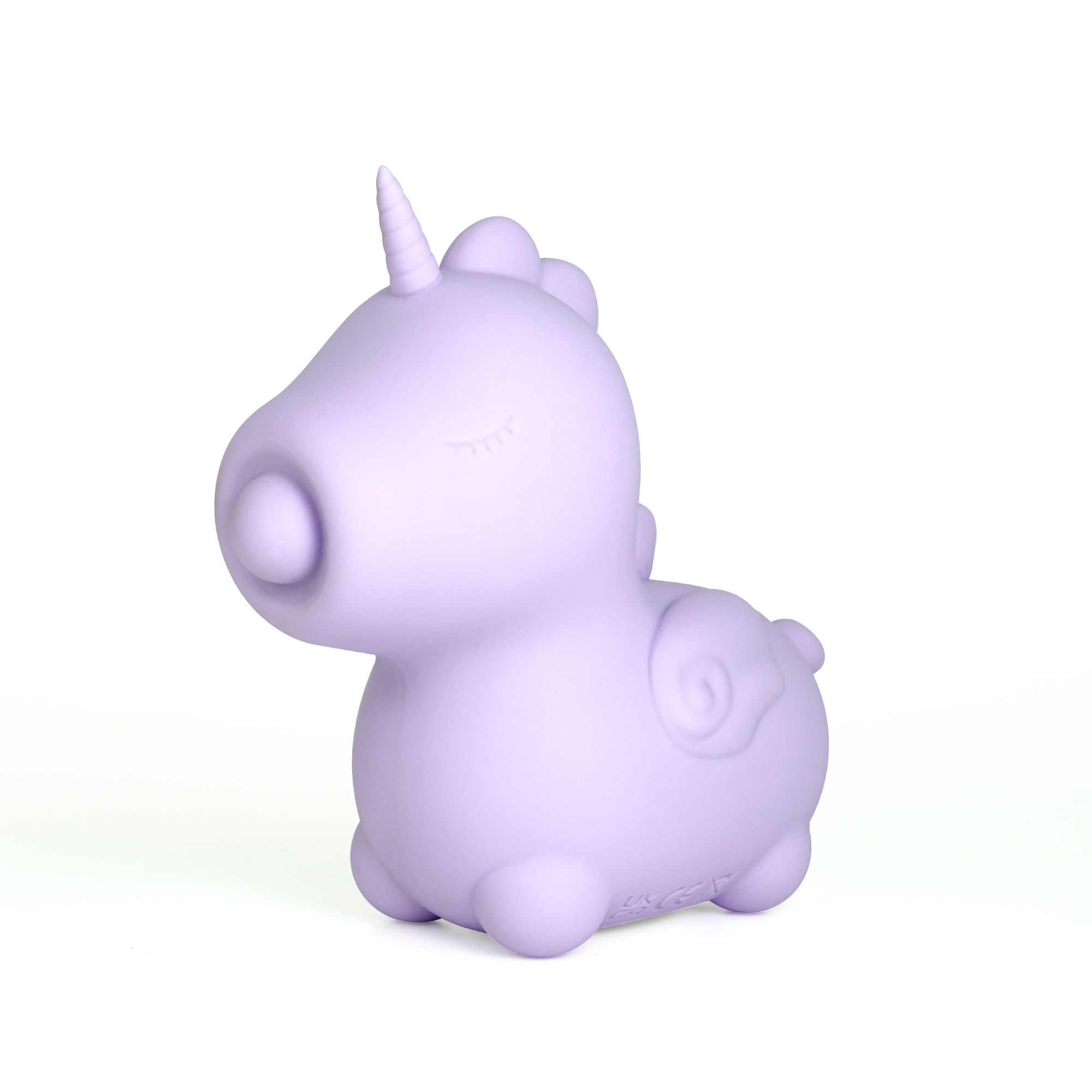 Ein lavendelfarbener Einhorn-Quietscheball sitzt auf weißem Hintergrund.
