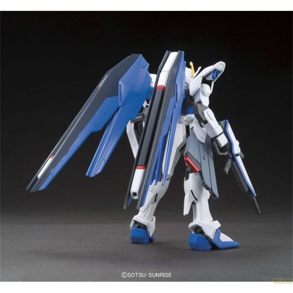 Ein weißer und blauer Mobile Suit mit großen Flügeln und einer Waffe.
