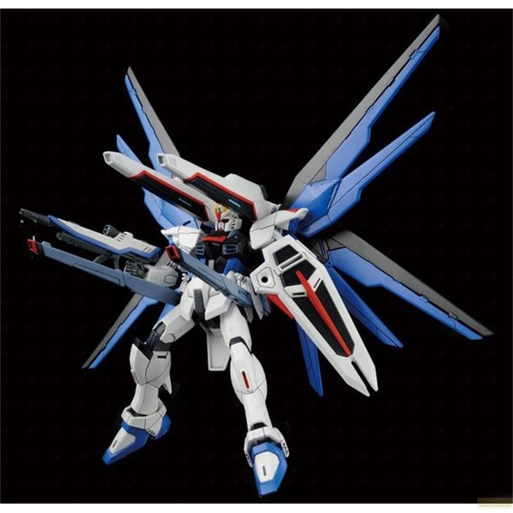 Ein weißer, blauer und roter Gundam-Roboter mit Flügeln und Waffen.