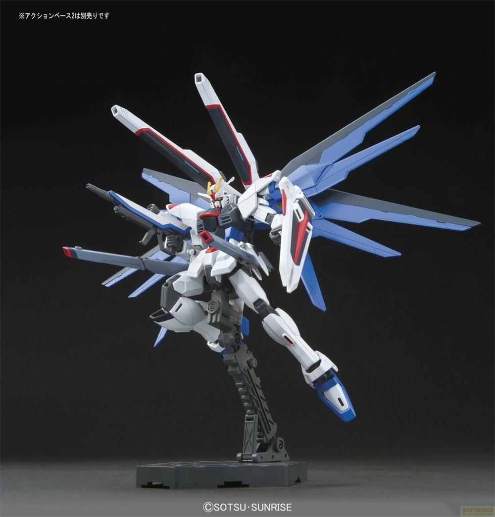 Ein weißer und blauer Gundam-Roboter mit Flügeln, der auf einem Ständer steht.